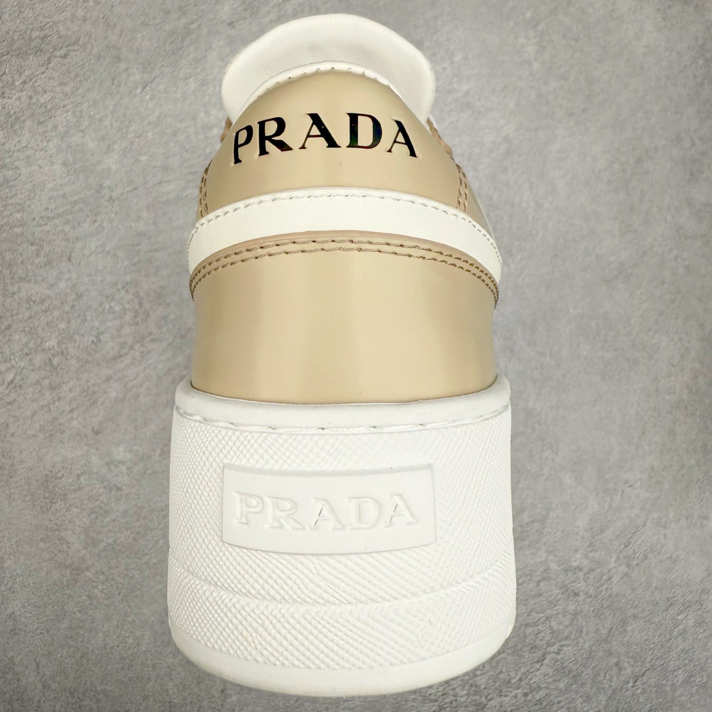 图片[8]-𝐏𝐑𝐀𝐃𝐀 普拉达春夏系列 专柜新款厚底松糕运动鞋系列外形是廓形设计 轮廓类似麦昆 厚底 鞋头饱满 宽版设计 底子是软弹那种 非常非常舒适 又觉得白色既运动 又可以休闲商务 日常便鞋最合适不过了 将艺术家Peterdepotter创作的标语纹样应用到鞋身设计加上了著名三角形徽标格外好看目普拉达 鞋面：布料进口防水降落伞 大底：TPU发泡大底 内里：进口羊皮内里 全新官方一致全套包装 尺码：35 36 37 38 39 40-选品中心