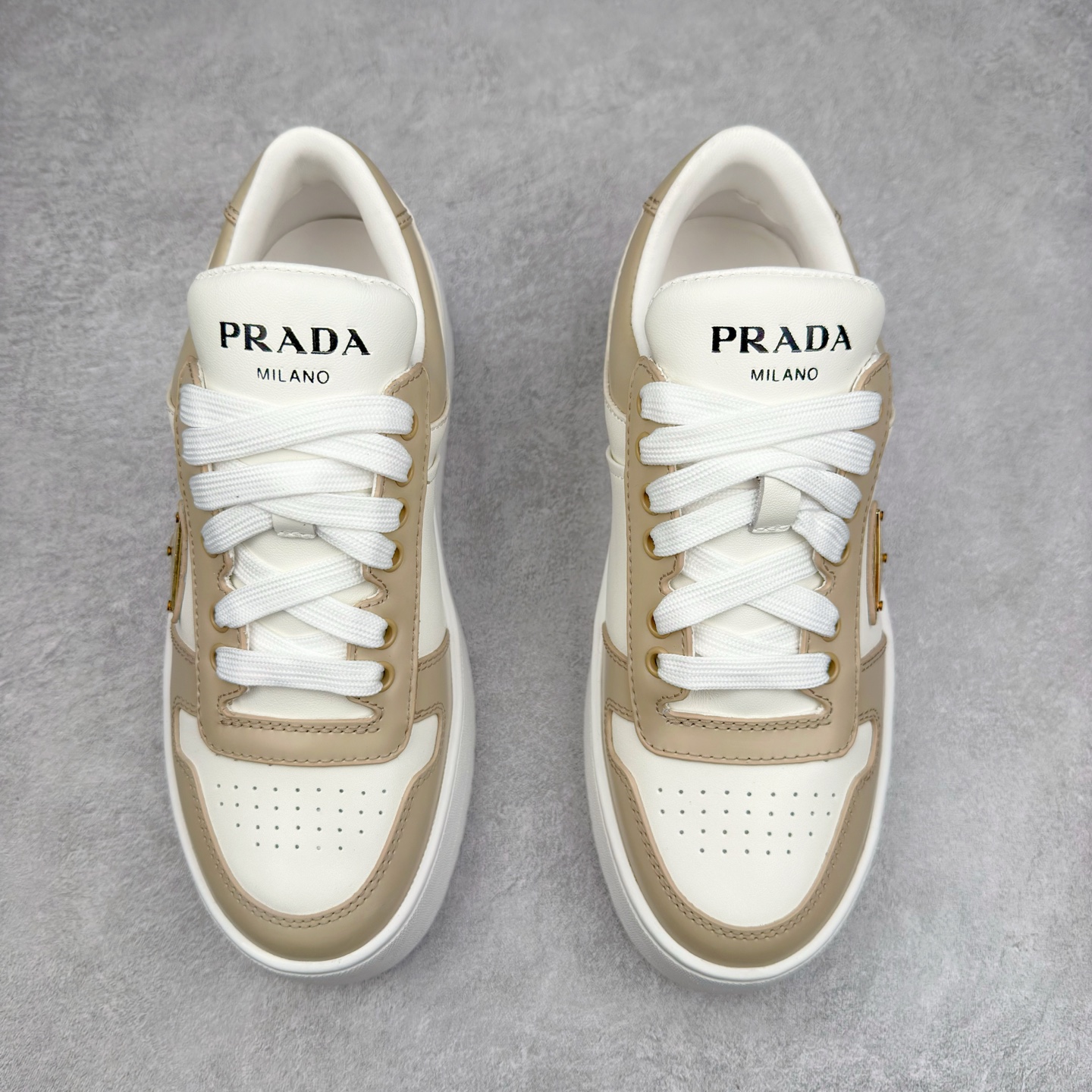 图片[2]-𝐏𝐑𝐀𝐃𝐀 普拉达春夏系列 专柜新款厚底松糕运动鞋系列外形是廓形设计 轮廓类似麦昆 厚底 鞋头饱满 宽版设计 底子是软弹那种 非常非常舒适 又觉得白色既运动 又可以休闲商务 日常便鞋最合适不过了 将艺术家Peterdepotter创作的标语纹样应用到鞋身设计加上了著名三角形徽标格外好看目普拉达 鞋面：布料进口防水降落伞 大底：TPU发泡大底 内里：进口羊皮内里 全新官方一致全套包装 尺码：35 36 37 38 39 40-选品中心