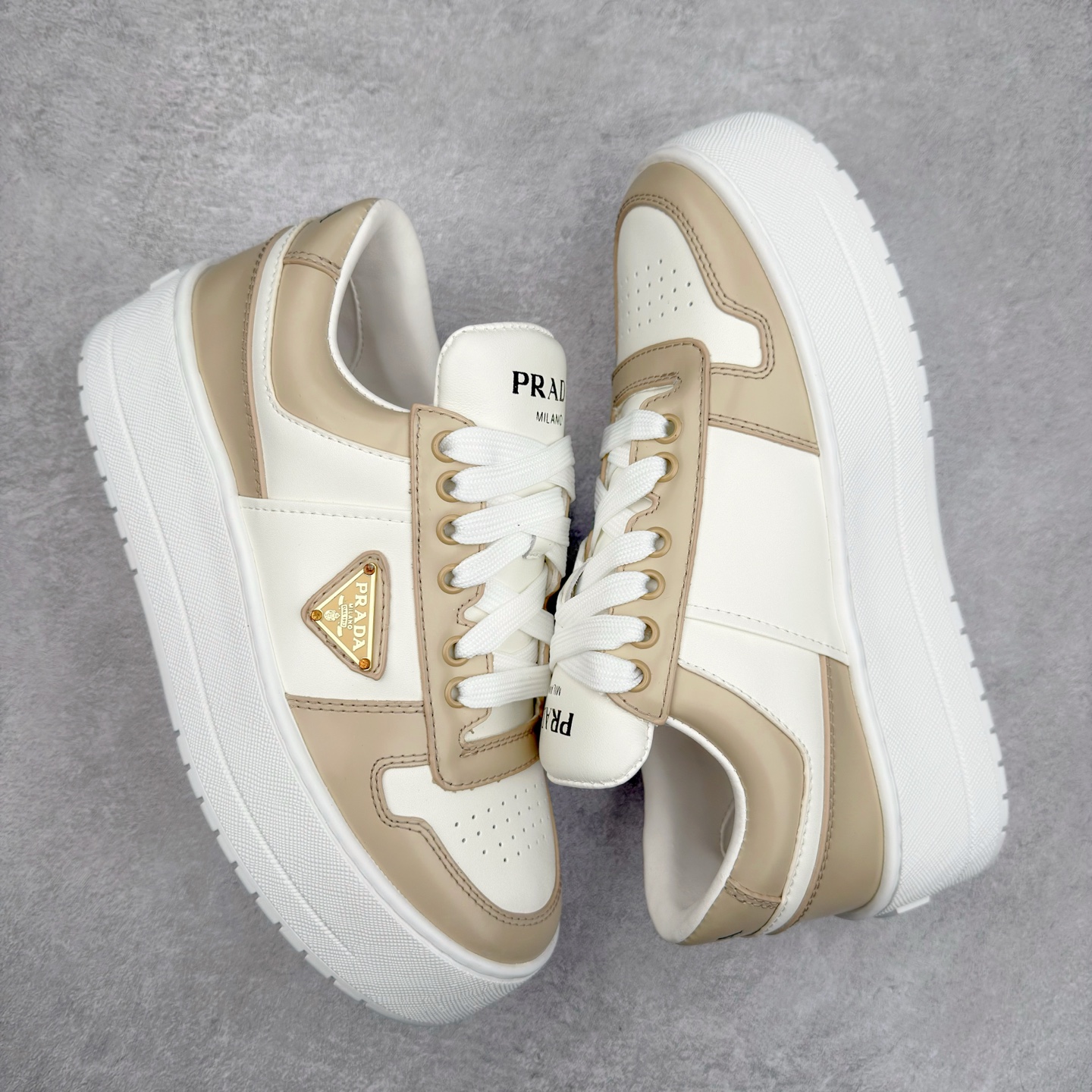 图片[3]-𝐏𝐑𝐀𝐃𝐀 普拉达春夏系列 专柜新款厚底松糕运动鞋系列外形是廓形设计 轮廓类似麦昆 厚底 鞋头饱满 宽版设计 底子是软弹那种 非常非常舒适 又觉得白色既运动 又可以休闲商务 日常便鞋最合适不过了 将艺术家Peterdepotter创作的标语纹样应用到鞋身设计加上了著名三角形徽标格外好看目普拉达 鞋面：布料进口防水降落伞 大底：TPU发泡大底 内里：进口羊皮内里 全新官方一致全套包装 尺码：35 36 37 38 39 40-选品中心