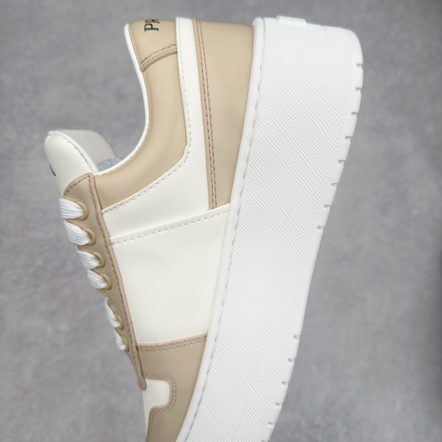 图片[7]-𝐏𝐑𝐀𝐃𝐀 普拉达春夏系列 专柜新款厚底松糕运动鞋系列外形是廓形设计 轮廓类似麦昆 厚底 鞋头饱满 宽版设计 底子是软弹那种 非常非常舒适 又觉得白色既运动 又可以休闲商务 日常便鞋最合适不过了 将艺术家Peterdepotter创作的标语纹样应用到鞋身设计加上了著名三角形徽标格外好看目普拉达 鞋面：布料进口防水降落伞 大底：TPU发泡大底 内里：进口羊皮内里 全新官方一致全套包装 尺码：35 36 37 38 39 40-选品中心