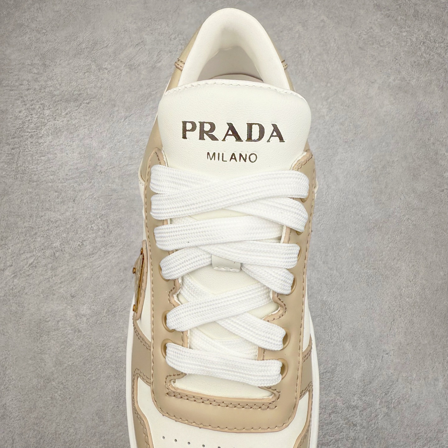 图片[5]-𝐏𝐑𝐀𝐃𝐀 普拉达春夏系列 专柜新款厚底松糕运动鞋系列外形是廓形设计 轮廓类似麦昆 厚底 鞋头饱满 宽版设计 底子是软弹那种 非常非常舒适 又觉得白色既运动 又可以休闲商务 日常便鞋最合适不过了 将艺术家Peterdepotter创作的标语纹样应用到鞋身设计加上了著名三角形徽标格外好看目普拉达 鞋面：布料进口防水降落伞 大底：TPU发泡大底 内里：进口羊皮内里 全新官方一致全套包装 尺码：35 36 37 38 39 40-选品中心