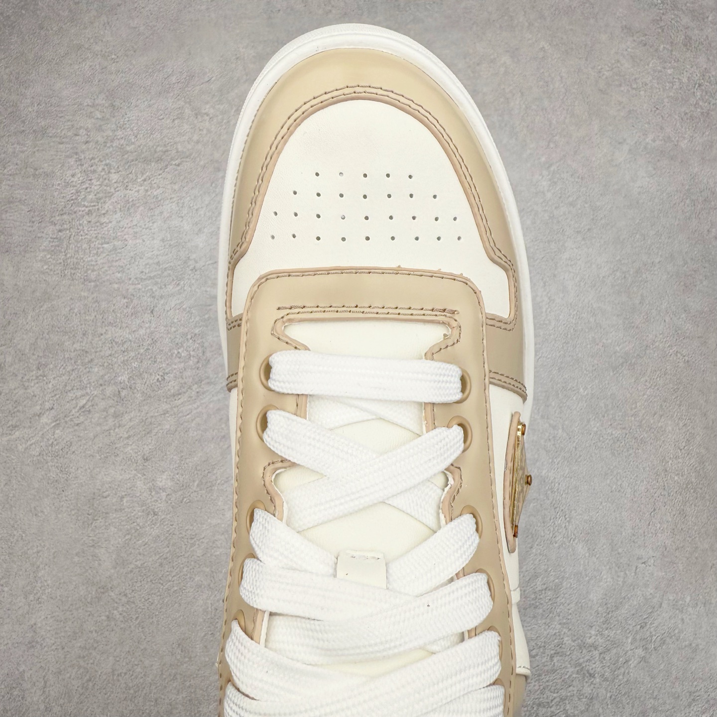 图片[4]-𝐏𝐑𝐀𝐃𝐀 普拉达春夏系列 专柜新款厚底松糕运动鞋系列外形是廓形设计 轮廓类似麦昆 厚底 鞋头饱满 宽版设计 底子是软弹那种 非常非常舒适 又觉得白色既运动 又可以休闲商务 日常便鞋最合适不过了 将艺术家Peterdepotter创作的标语纹样应用到鞋身设计加上了著名三角形徽标格外好看目普拉达 鞋面：布料进口防水降落伞 大底：TPU发泡大底 内里：进口羊皮内里 全新官方一致全套包装 尺码：35 36 37 38 39 40-选品中心