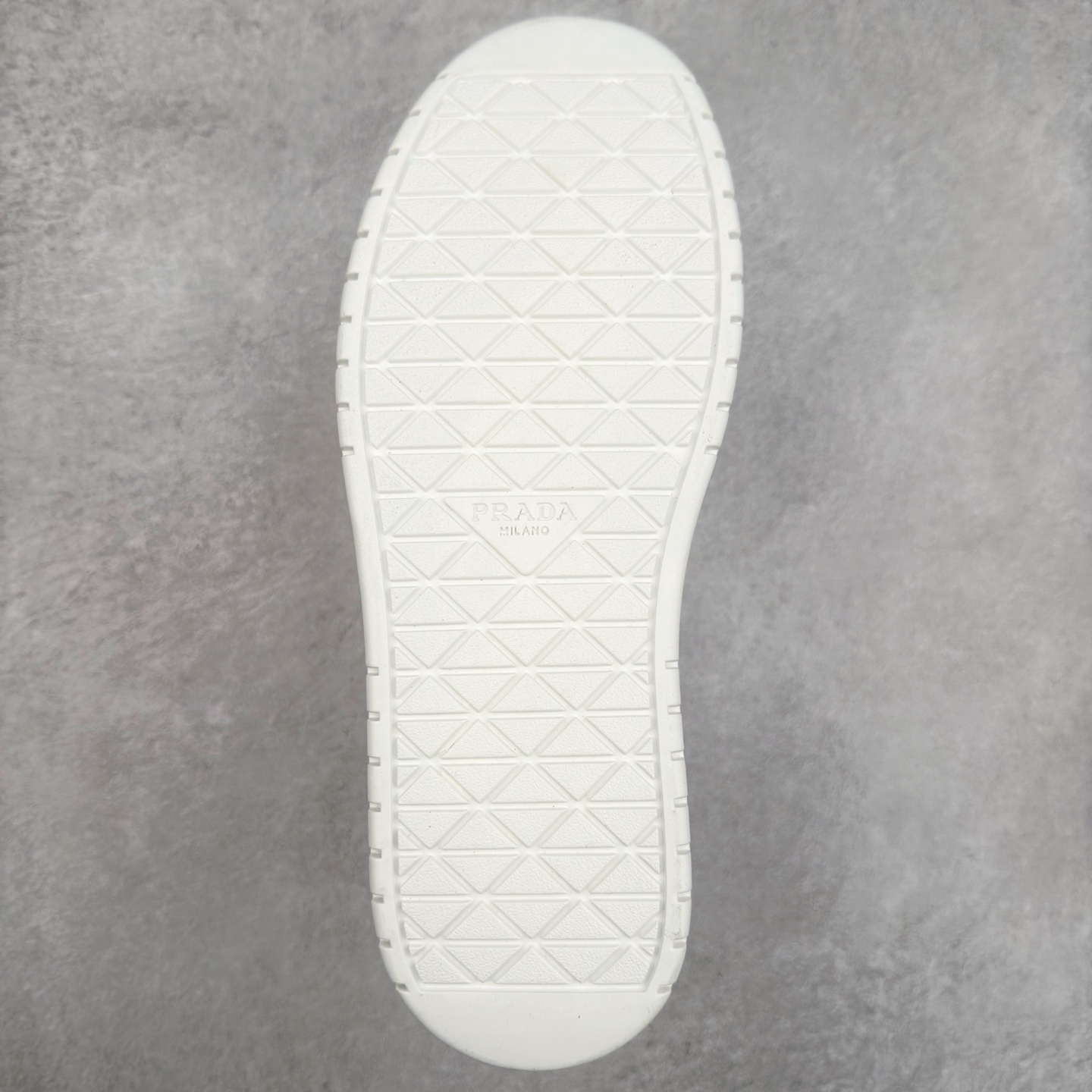 图片[9]-𝐏𝐑𝐀𝐃𝐀 普拉达春夏系列 专柜新款厚底松糕运动鞋系列外形是廓形设计 轮廓类似麦昆 厚底 鞋头饱满 宽版设计 底子是软弹那种 非常非常舒适 又觉得白色既运动 又可以休闲商务 日常便鞋最合适不过了 将艺术家Peterdepotter创作的标语纹样应用到鞋身设计加上了著名三角形徽标格外好看目普拉达 鞋面：布料进口防水降落伞 大底：TPU发泡大底 内里：进口羊皮内里 全新官方一致全套包装 尺码：35 36 37 38 39 40-选品中心