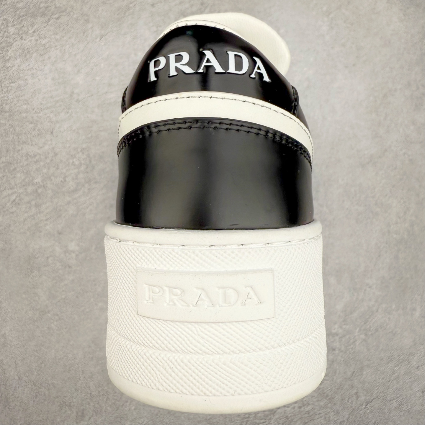 图片[8]-𝐏𝐑𝐀𝐃𝐀 普拉达春夏系列 专柜新款厚底松糕运动鞋系列外形是廓形设计 轮廓类似麦昆 厚底 鞋头饱满 宽版设计 底子是软弹那种 非常非常舒适 又觉得白色既运动 又可以休闲商务 日常便鞋最合适不过了 将艺术家Peterdepotter创作的标语纹样应用到鞋身设计加上了著名三角形徽标格外好看目普拉达 鞋面：布料进口防水降落伞 大底：TPU发泡大底 内里：进口羊皮内里 全新官方一致全套包装 尺码：35 36 37 38 39 40-选品中心