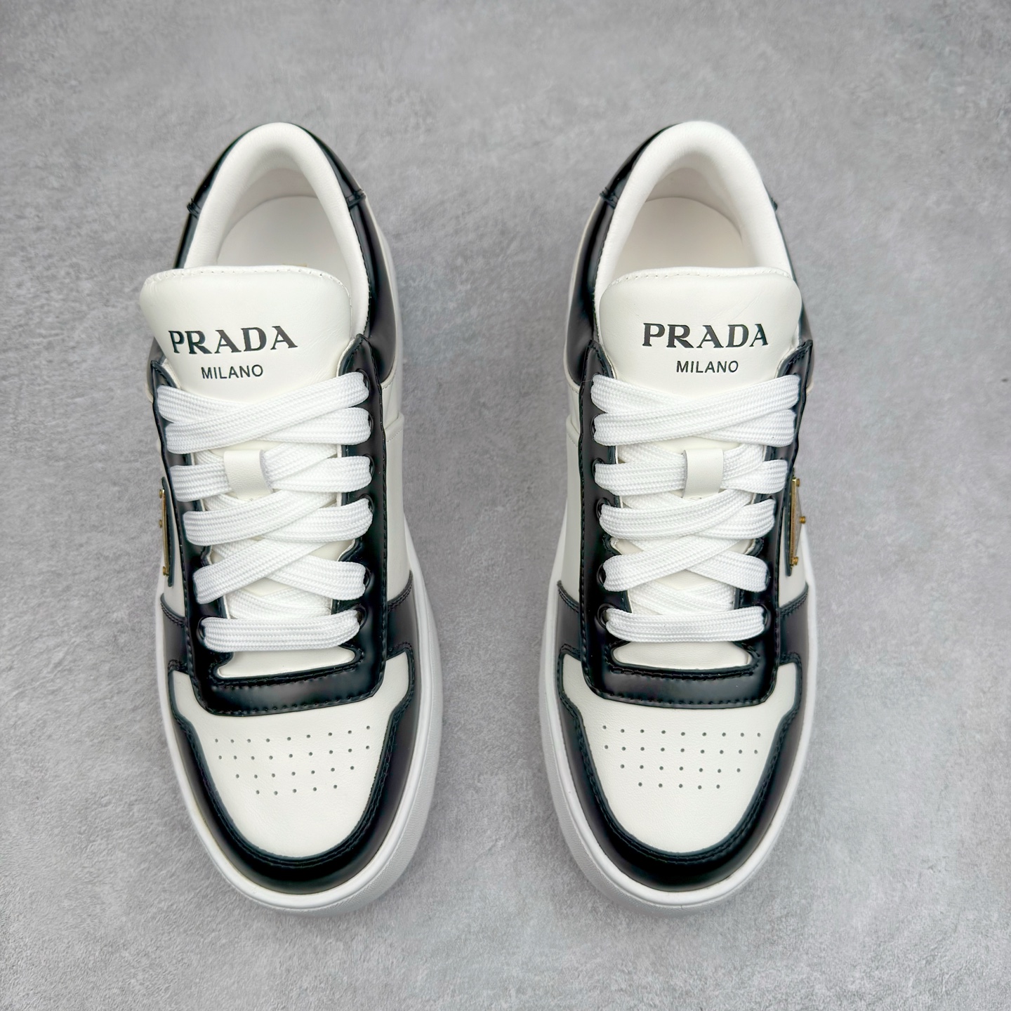 图片[2]-𝐏𝐑𝐀𝐃𝐀 普拉达春夏系列 专柜新款厚底松糕运动鞋系列外形是廓形设计 轮廓类似麦昆 厚底 鞋头饱满 宽版设计 底子是软弹那种 非常非常舒适 又觉得白色既运动 又可以休闲商务 日常便鞋最合适不过了 将艺术家Peterdepotter创作的标语纹样应用到鞋身设计加上了著名三角形徽标格外好看目普拉达 鞋面：布料进口防水降落伞 大底：TPU发泡大底 内里：进口羊皮内里 全新官方一致全套包装 尺码：35 36 37 38 39 40-选品中心