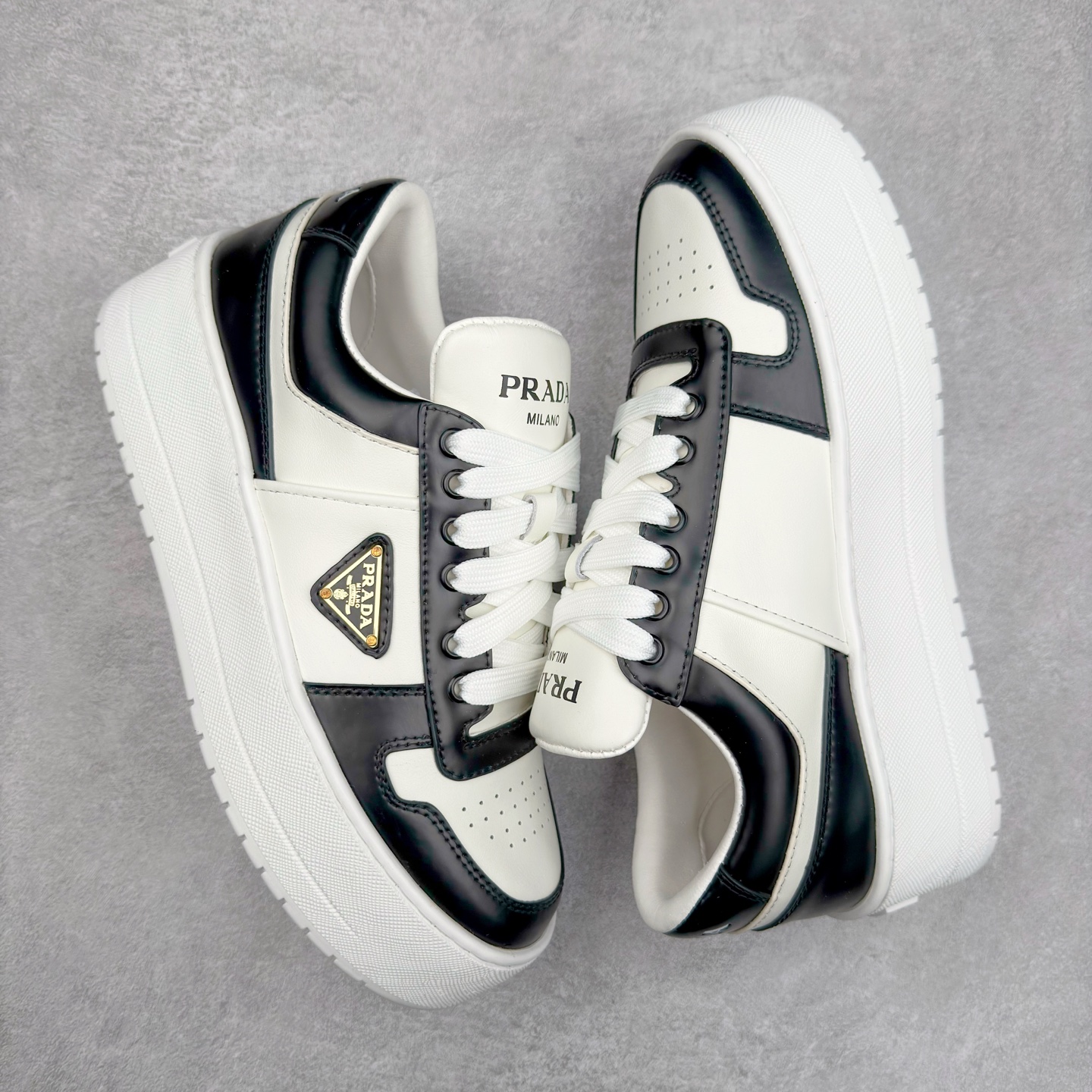 图片[3]-𝐏𝐑𝐀𝐃𝐀 普拉达春夏系列 专柜新款厚底松糕运动鞋系列外形是廓形设计 轮廓类似麦昆 厚底 鞋头饱满 宽版设计 底子是软弹那种 非常非常舒适 又觉得白色既运动 又可以休闲商务 日常便鞋最合适不过了 将艺术家Peterdepotter创作的标语纹样应用到鞋身设计加上了著名三角形徽标格外好看目普拉达 鞋面：布料进口防水降落伞 大底：TPU发泡大底 内里：进口羊皮内里 全新官方一致全套包装 尺码：35 36 37 38 39 40-选品中心