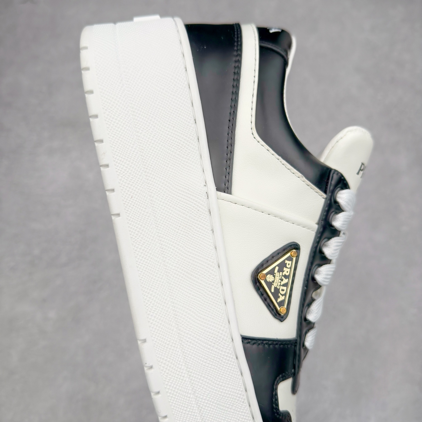 图片[6]-𝐏𝐑𝐀𝐃𝐀 普拉达春夏系列 专柜新款厚底松糕运动鞋系列外形是廓形设计 轮廓类似麦昆 厚底 鞋头饱满 宽版设计 底子是软弹那种 非常非常舒适 又觉得白色既运动 又可以休闲商务 日常便鞋最合适不过了 将艺术家Peterdepotter创作的标语纹样应用到鞋身设计加上了著名三角形徽标格外好看目普拉达 鞋面：布料进口防水降落伞 大底：TPU发泡大底 内里：进口羊皮内里 全新官方一致全套包装 尺码：35 36 37 38 39 40-选品中心