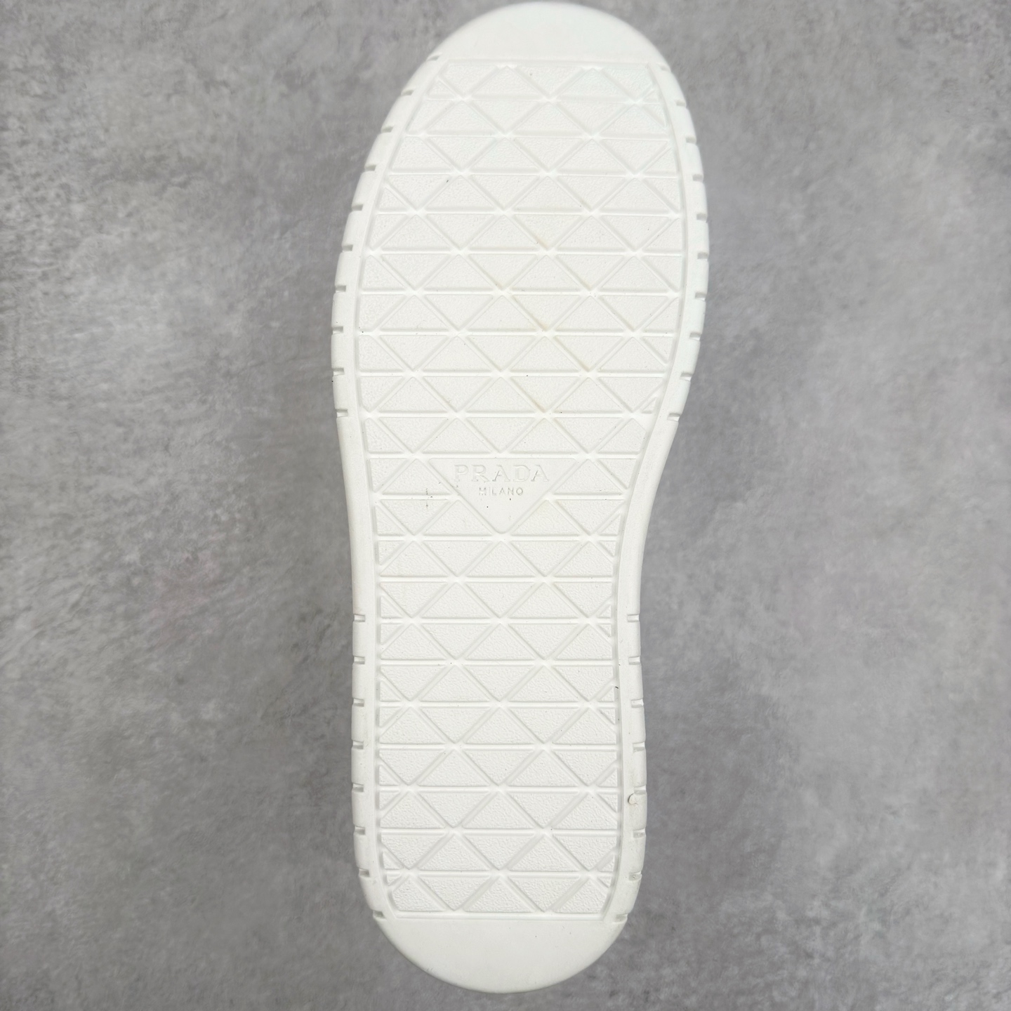 图片[9]-𝐏𝐑𝐀𝐃𝐀 普拉达春夏系列 专柜新款厚底松糕运动鞋系列外形是廓形设计 轮廓类似麦昆 厚底 鞋头饱满 宽版设计 底子是软弹那种 非常非常舒适 又觉得白色既运动 又可以休闲商务 日常便鞋最合适不过了 将艺术家Peterdepotter创作的标语纹样应用到鞋身设计加上了著名三角形徽标格外好看目普拉达 鞋面：布料进口防水降落伞 大底：TPU发泡大底 内里：进口羊皮内里 全新官方一致全套包装 尺码：35 36 37 38 39 40-选品中心