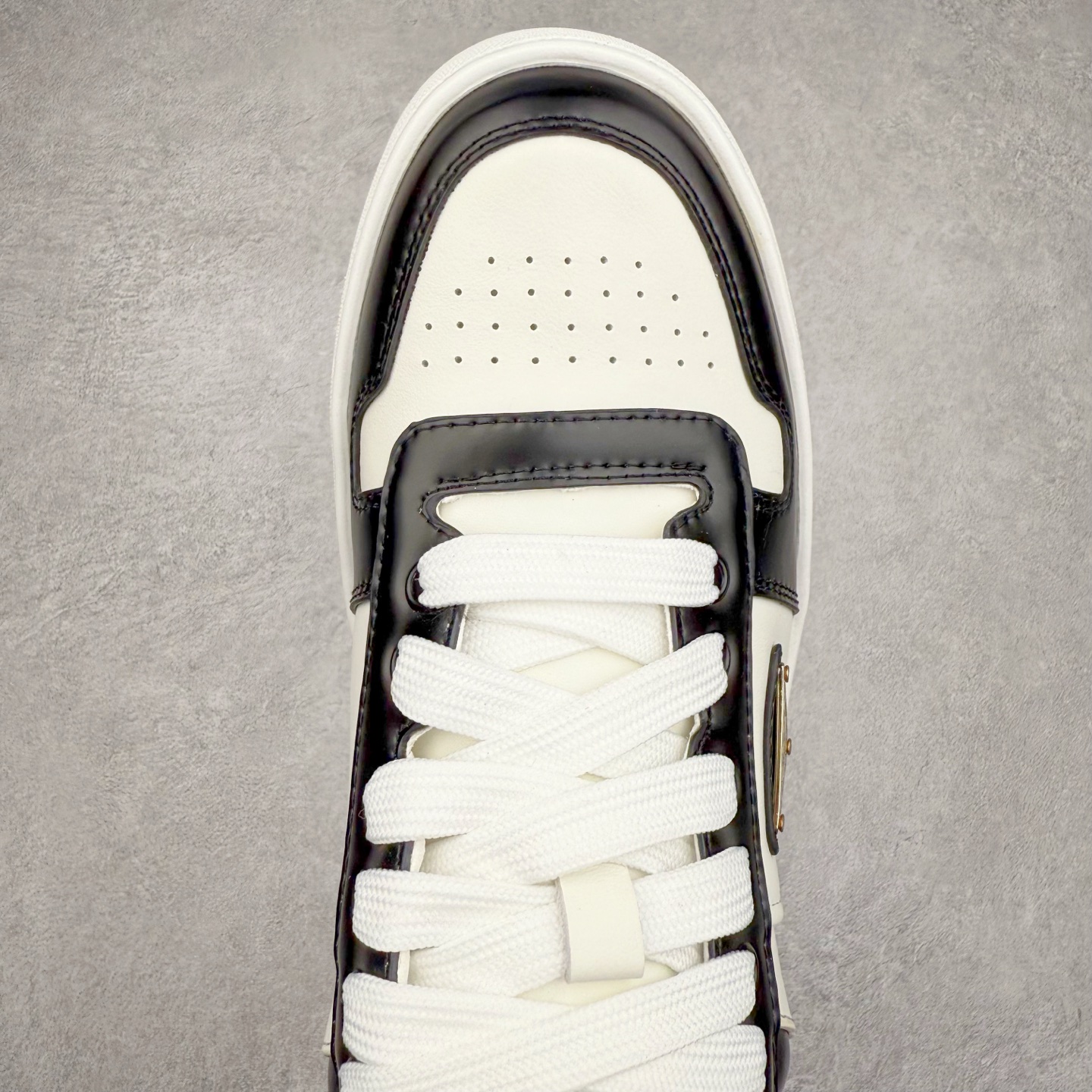 图片[4]-𝐏𝐑𝐀𝐃𝐀 普拉达春夏系列 专柜新款厚底松糕运动鞋系列外形是廓形设计 轮廓类似麦昆 厚底 鞋头饱满 宽版设计 底子是软弹那种 非常非常舒适 又觉得白色既运动 又可以休闲商务 日常便鞋最合适不过了 将艺术家Peterdepotter创作的标语纹样应用到鞋身设计加上了著名三角形徽标格外好看目普拉达 鞋面：布料进口防水降落伞 大底：TPU发泡大底 内里：进口羊皮内里 全新官方一致全套包装 尺码：35 36 37 38 39 40-选品中心