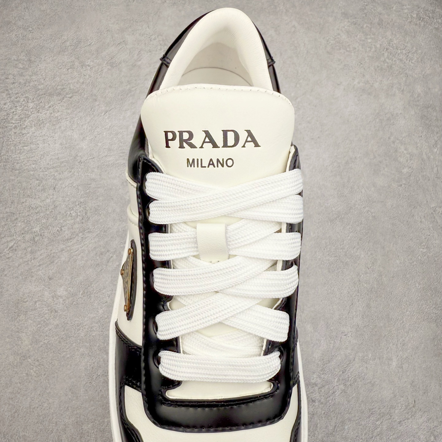 图片[5]-𝐏𝐑𝐀𝐃𝐀 普拉达春夏系列 专柜新款厚底松糕运动鞋系列外形是廓形设计 轮廓类似麦昆 厚底 鞋头饱满 宽版设计 底子是软弹那种 非常非常舒适 又觉得白色既运动 又可以休闲商务 日常便鞋最合适不过了 将艺术家Peterdepotter创作的标语纹样应用到鞋身设计加上了著名三角形徽标格外好看目普拉达 鞋面：布料进口防水降落伞 大底：TPU发泡大底 内里：进口羊皮内里 全新官方一致全套包装 尺码：35 36 37 38 39 40-选品中心