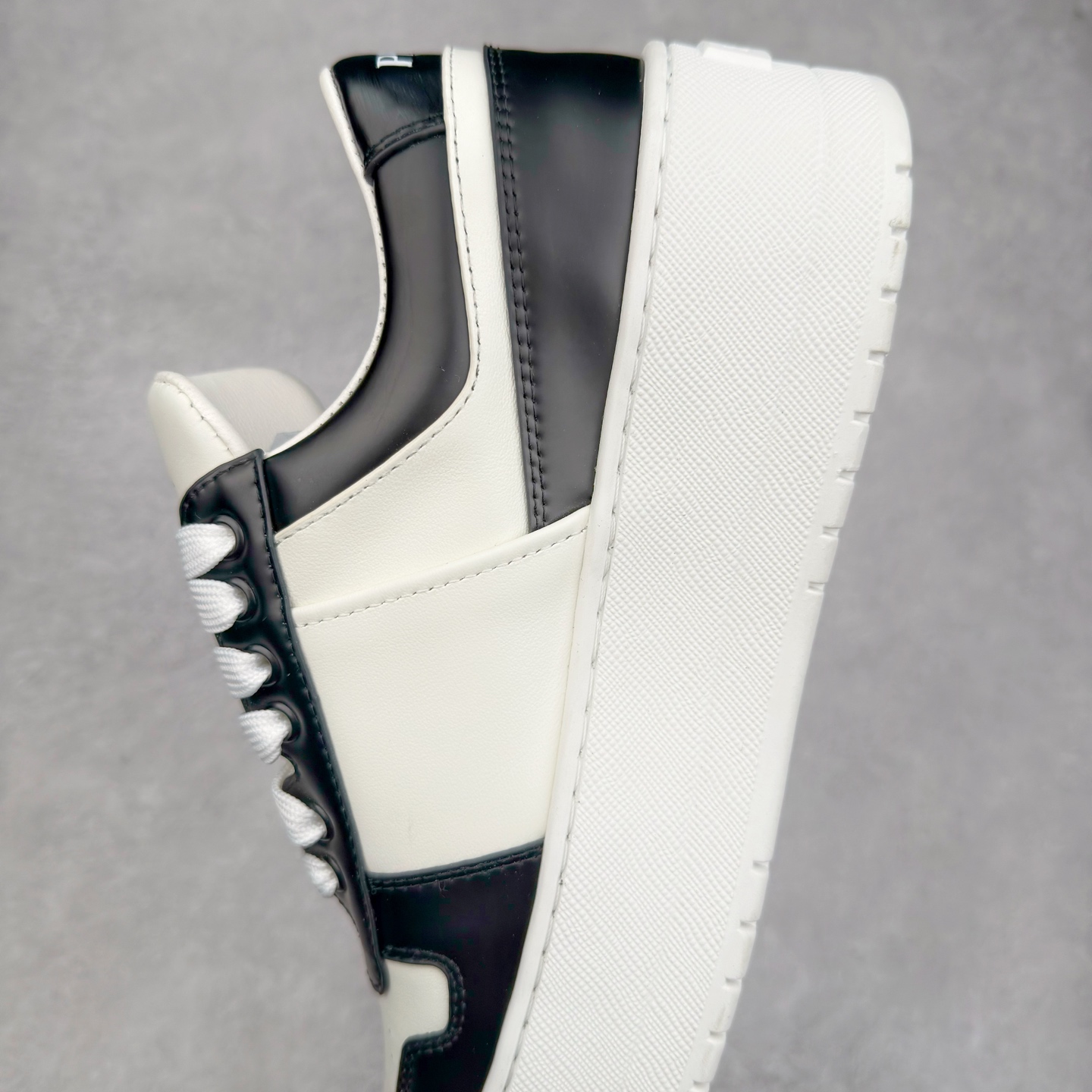 图片[7]-𝐏𝐑𝐀𝐃𝐀 普拉达春夏系列 专柜新款厚底松糕运动鞋系列外形是廓形设计 轮廓类似麦昆 厚底 鞋头饱满 宽版设计 底子是软弹那种 非常非常舒适 又觉得白色既运动 又可以休闲商务 日常便鞋最合适不过了 将艺术家Peterdepotter创作的标语纹样应用到鞋身设计加上了著名三角形徽标格外好看目普拉达 鞋面：布料进口防水降落伞 大底：TPU发泡大底 内里：进口羊皮内里 全新官方一致全套包装 尺码：35 36 37 38 39 40-选品中心