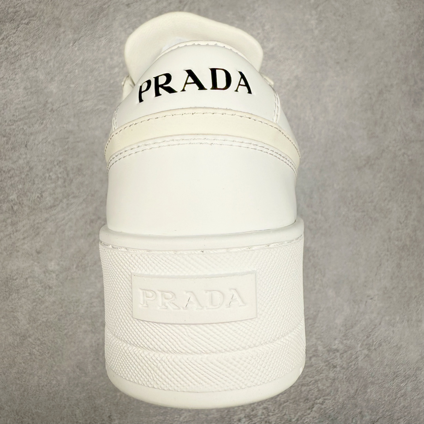 图片[8]-𝐏𝐑𝐀𝐃𝐀 普拉达春夏系列 专柜新款厚底松糕运动鞋系列外形是廓形设计 轮廓类似麦昆 厚底 鞋头饱满 宽版设计 底子是软弹那种 非常非常舒适 又觉得白色既运动 又可以休闲商务 日常便鞋最合适不过了 将艺术家Peterdepotter创作的标语纹样应用到鞋身设计加上了著名三角形徽标格外好看目普拉达 鞋面：布料进口防水降落伞 大底：TPU发泡大底 内里：进口羊皮内里 全新官方一致全套包装 尺码：35 36 37 38 39 40-选品中心