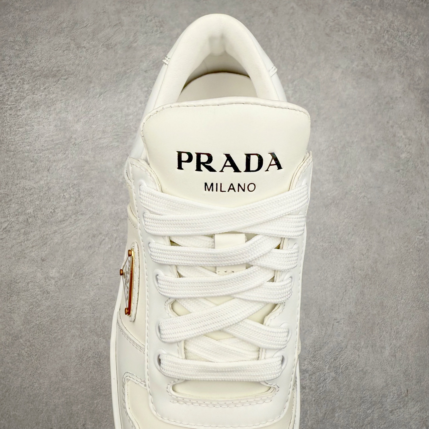 图片[5]-𝐏𝐑𝐀𝐃𝐀 普拉达春夏系列 专柜新款厚底松糕运动鞋系列外形是廓形设计 轮廓类似麦昆 厚底 鞋头饱满 宽版设计 底子是软弹那种 非常非常舒适 又觉得白色既运动 又可以休闲商务 日常便鞋最合适不过了 将艺术家Peterdepotter创作的标语纹样应用到鞋身设计加上了著名三角形徽标格外好看目普拉达 鞋面：布料进口防水降落伞 大底：TPU发泡大底 内里：进口羊皮内里 全新官方一致全套包装 尺码：35 36 37 38 39 40-选品中心