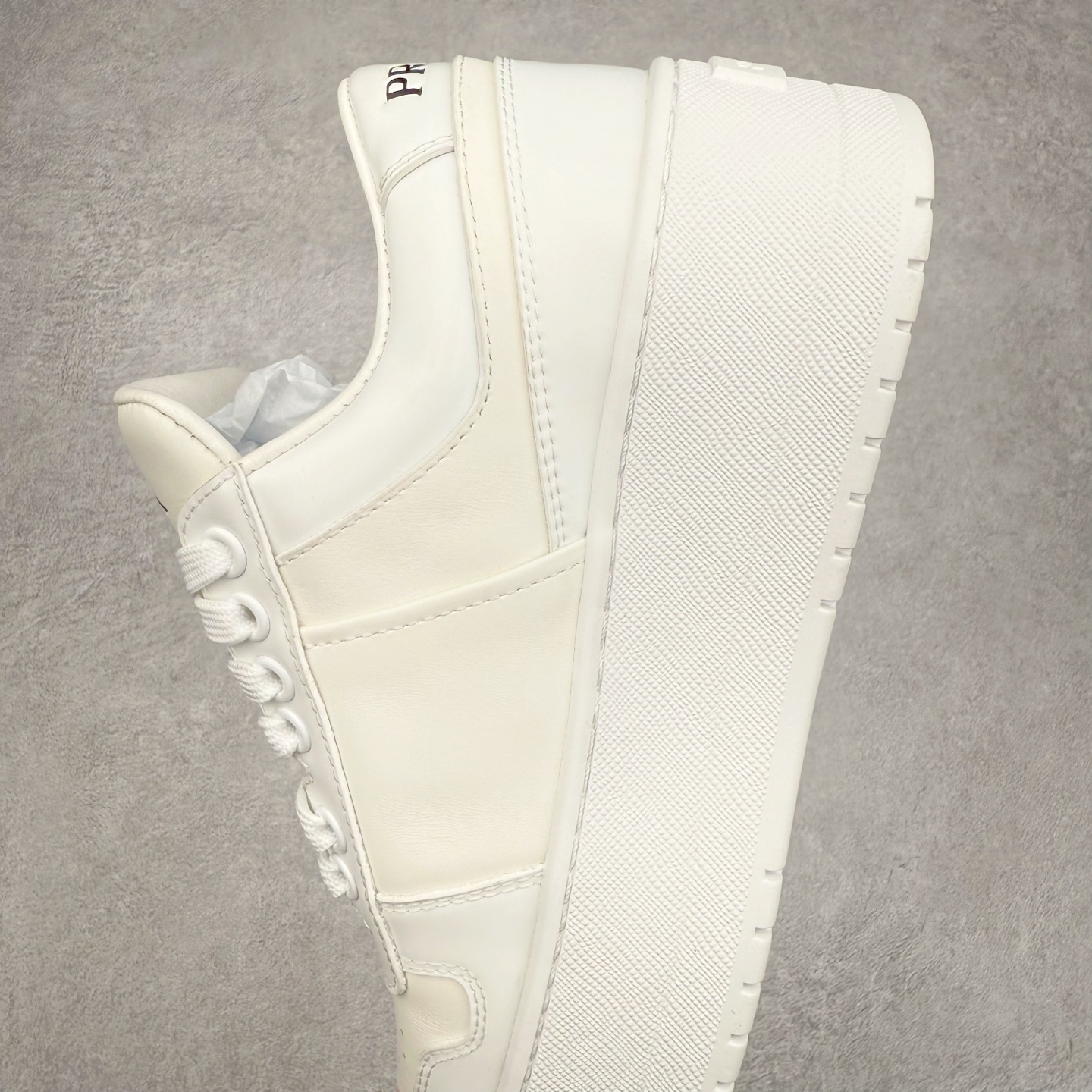 图片[7]-𝐏𝐑𝐀𝐃𝐀 普拉达春夏系列 专柜新款厚底松糕运动鞋系列外形是廓形设计 轮廓类似麦昆 厚底 鞋头饱满 宽版设计 底子是软弹那种 非常非常舒适 又觉得白色既运动 又可以休闲商务 日常便鞋最合适不过了 将艺术家Peterdepotter创作的标语纹样应用到鞋身设计加上了著名三角形徽标格外好看目普拉达 鞋面：布料进口防水降落伞 大底：TPU发泡大底 内里：进口羊皮内里 全新官方一致全套包装 尺码：35 36 37 38 39 40-选品中心