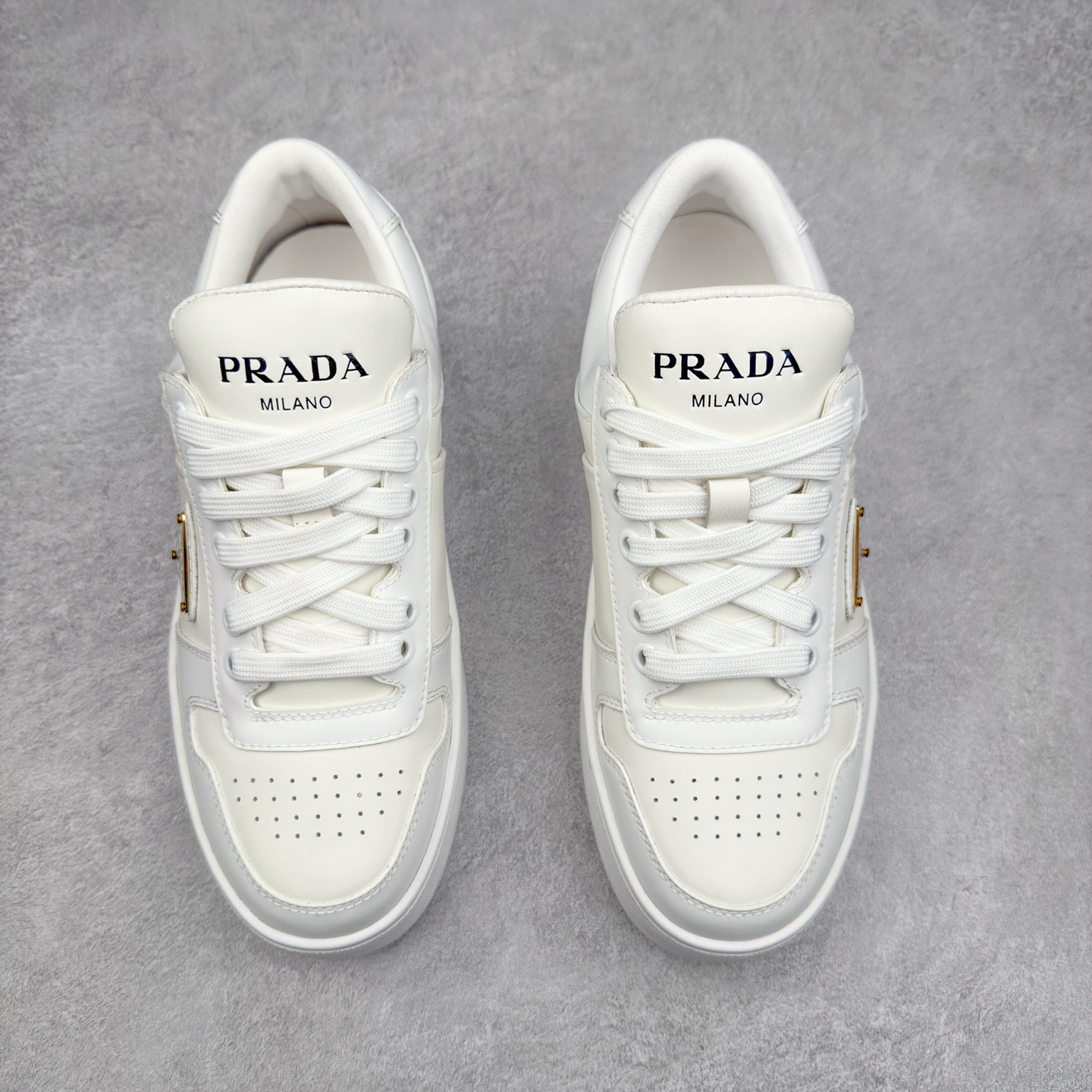 图片[2]-𝐏𝐑𝐀𝐃𝐀 普拉达春夏系列 专柜新款厚底松糕运动鞋系列外形是廓形设计 轮廓类似麦昆 厚底 鞋头饱满 宽版设计 底子是软弹那种 非常非常舒适 又觉得白色既运动 又可以休闲商务 日常便鞋最合适不过了 将艺术家Peterdepotter创作的标语纹样应用到鞋身设计加上了著名三角形徽标格外好看目普拉达 鞋面：布料进口防水降落伞 大底：TPU发泡大底 内里：进口羊皮内里 全新官方一致全套包装 尺码：35 36 37 38 39 40-选品中心