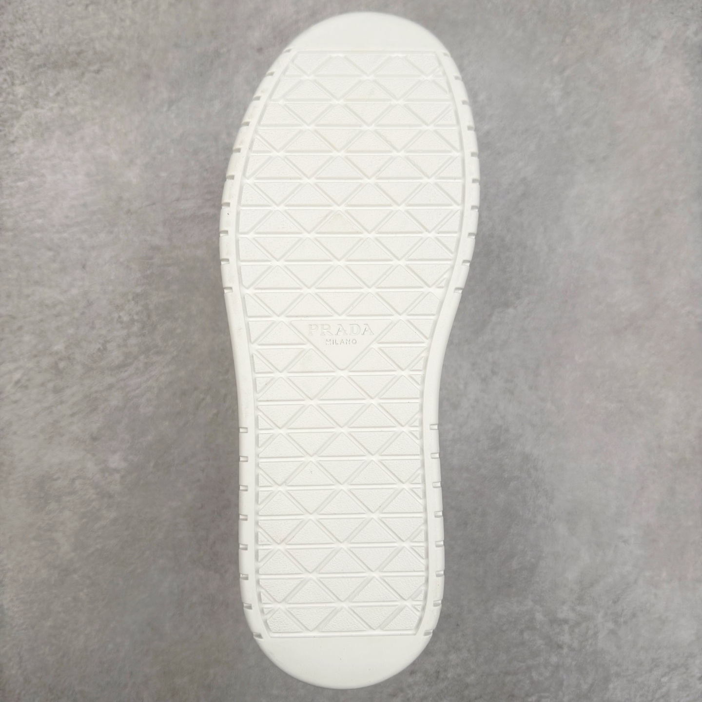 图片[9]-𝐏𝐑𝐀𝐃𝐀 普拉达春夏系列 专柜新款厚底松糕运动鞋系列外形是廓形设计 轮廓类似麦昆 厚底 鞋头饱满 宽版设计 底子是软弹那种 非常非常舒适 又觉得白色既运动 又可以休闲商务 日常便鞋最合适不过了 将艺术家Peterdepotter创作的标语纹样应用到鞋身设计加上了著名三角形徽标格外好看目普拉达 鞋面：布料进口防水降落伞 大底：TPU发泡大底 内里：进口羊皮内里 全新官方一致全套包装 尺码：35 36 37 38 39 40-选品中心