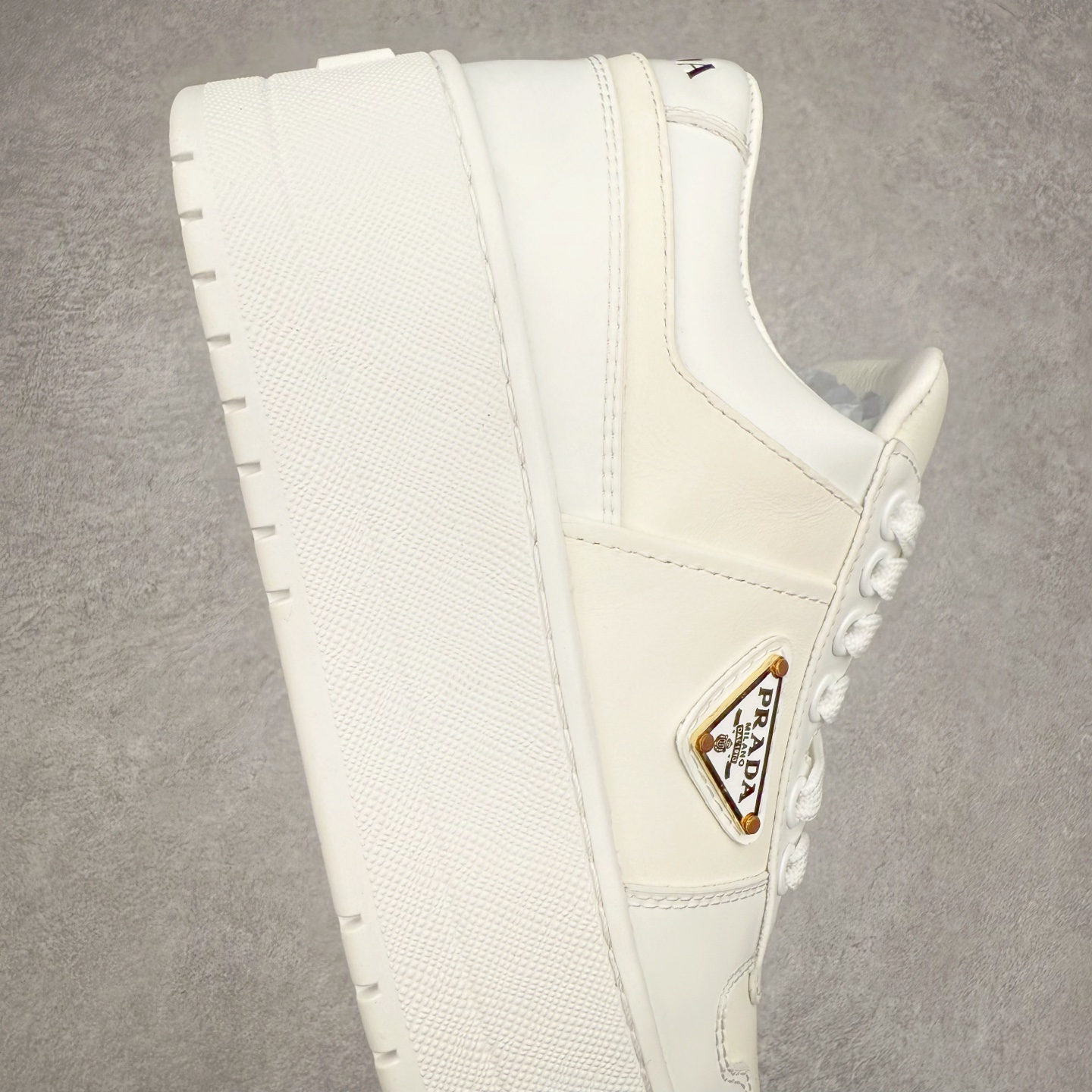 图片[6]-𝐏𝐑𝐀𝐃𝐀 普拉达春夏系列 专柜新款厚底松糕运动鞋系列外形是廓形设计 轮廓类似麦昆 厚底 鞋头饱满 宽版设计 底子是软弹那种 非常非常舒适 又觉得白色既运动 又可以休闲商务 日常便鞋最合适不过了 将艺术家Peterdepotter创作的标语纹样应用到鞋身设计加上了著名三角形徽标格外好看目普拉达 鞋面：布料进口防水降落伞 大底：TPU发泡大底 内里：进口羊皮内里 全新官方一致全套包装 尺码：35 36 37 38 39 40-选品中心