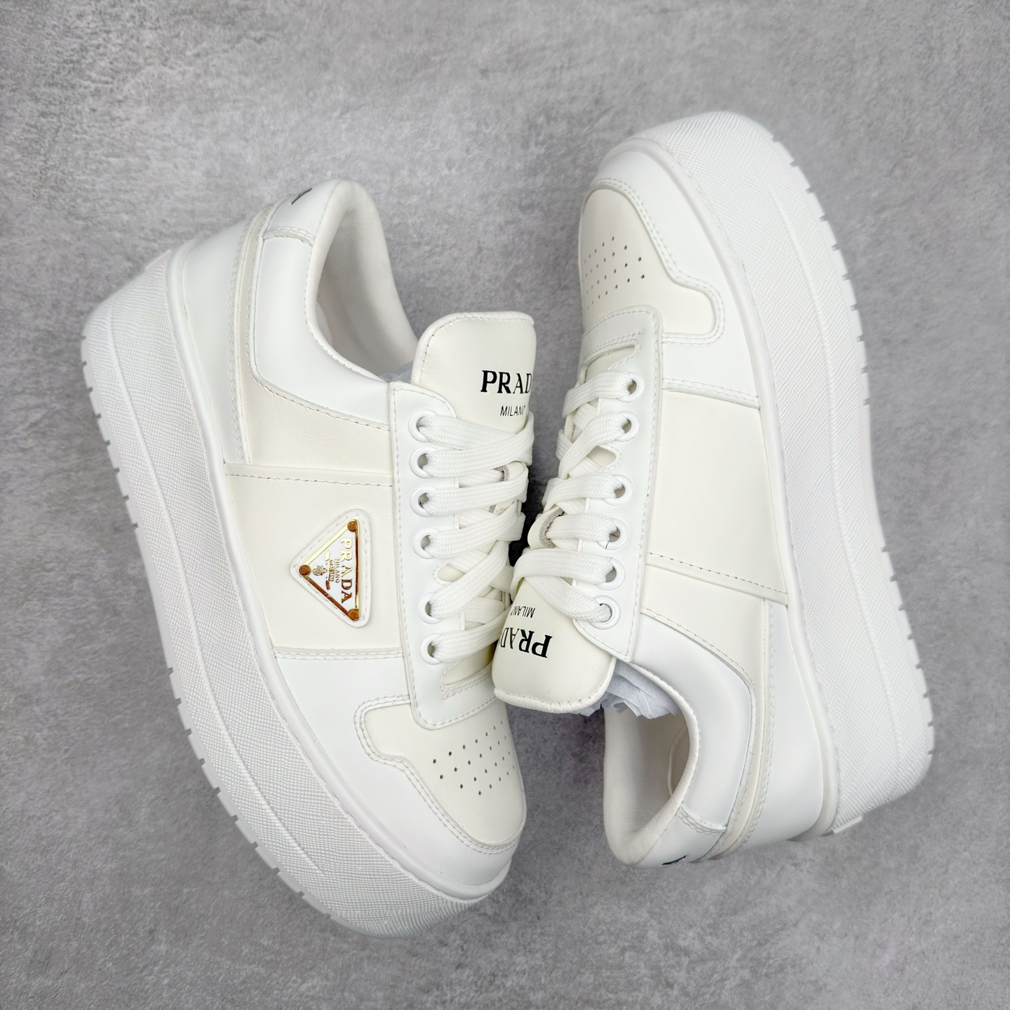 图片[3]-𝐏𝐑𝐀𝐃𝐀 普拉达春夏系列 专柜新款厚底松糕运动鞋系列外形是廓形设计 轮廓类似麦昆 厚底 鞋头饱满 宽版设计 底子是软弹那种 非常非常舒适 又觉得白色既运动 又可以休闲商务 日常便鞋最合适不过了 将艺术家Peterdepotter创作的标语纹样应用到鞋身设计加上了著名三角形徽标格外好看目普拉达 鞋面：布料进口防水降落伞 大底：TPU发泡大底 内里：进口羊皮内里 全新官方一致全套包装 尺码：35 36 37 38 39 40-选品中心