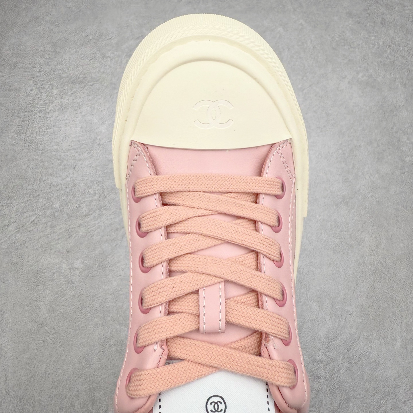 图片[4]-CHANEL 香奈儿早春新款王炸爆款大头鞋新款系带 小红书爆款 酷帅呆萌的鞋头加上立体浮雕 Logo 太心水啦 皱牛漆的搭配令人眼前一亮 休闲中的高大上感扑面而来 的设计加上金属圆扣分外抢眼 平底设计 异常舒适 日常搭配 出街 原版U橡胶组合大底！尺码：35 36 37 38 39-选品中心