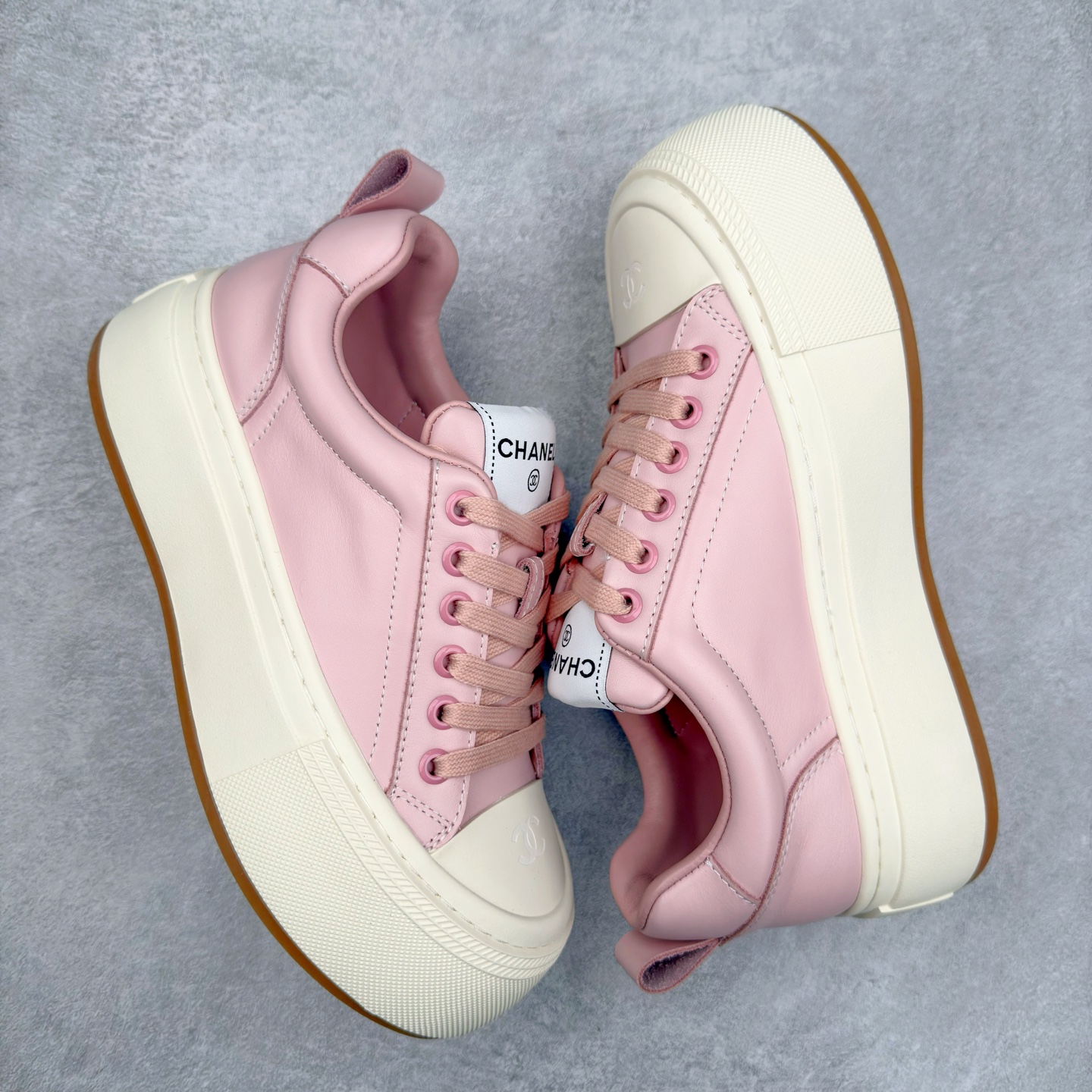 图片[3]-CHANEL 香奈儿早春新款王炸爆款大头鞋新款系带 小红书爆款 酷帅呆萌的鞋头加上立体浮雕 Logo 太心水啦 皱牛漆的搭配令人眼前一亮 休闲中的高大上感扑面而来 的设计加上金属圆扣分外抢眼 平底设计 异常舒适 日常搭配 出街 原版U橡胶组合大底！尺码：35 36 37 38 39-选品中心
