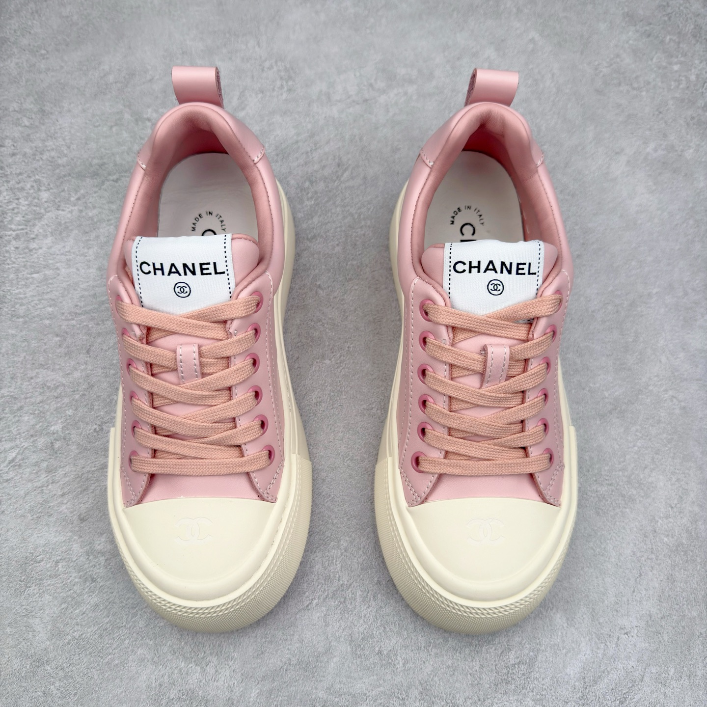 图片[2]-CHANEL 香奈儿早春新款王炸爆款大头鞋新款系带 小红书爆款 酷帅呆萌的鞋头加上立体浮雕 Logo 太心水啦 皱牛漆的搭配令人眼前一亮 休闲中的高大上感扑面而来 的设计加上金属圆扣分外抢眼 平底设计 异常舒适 日常搭配 出街 原版U橡胶组合大底！尺码：35 36 37 38 39-选品中心