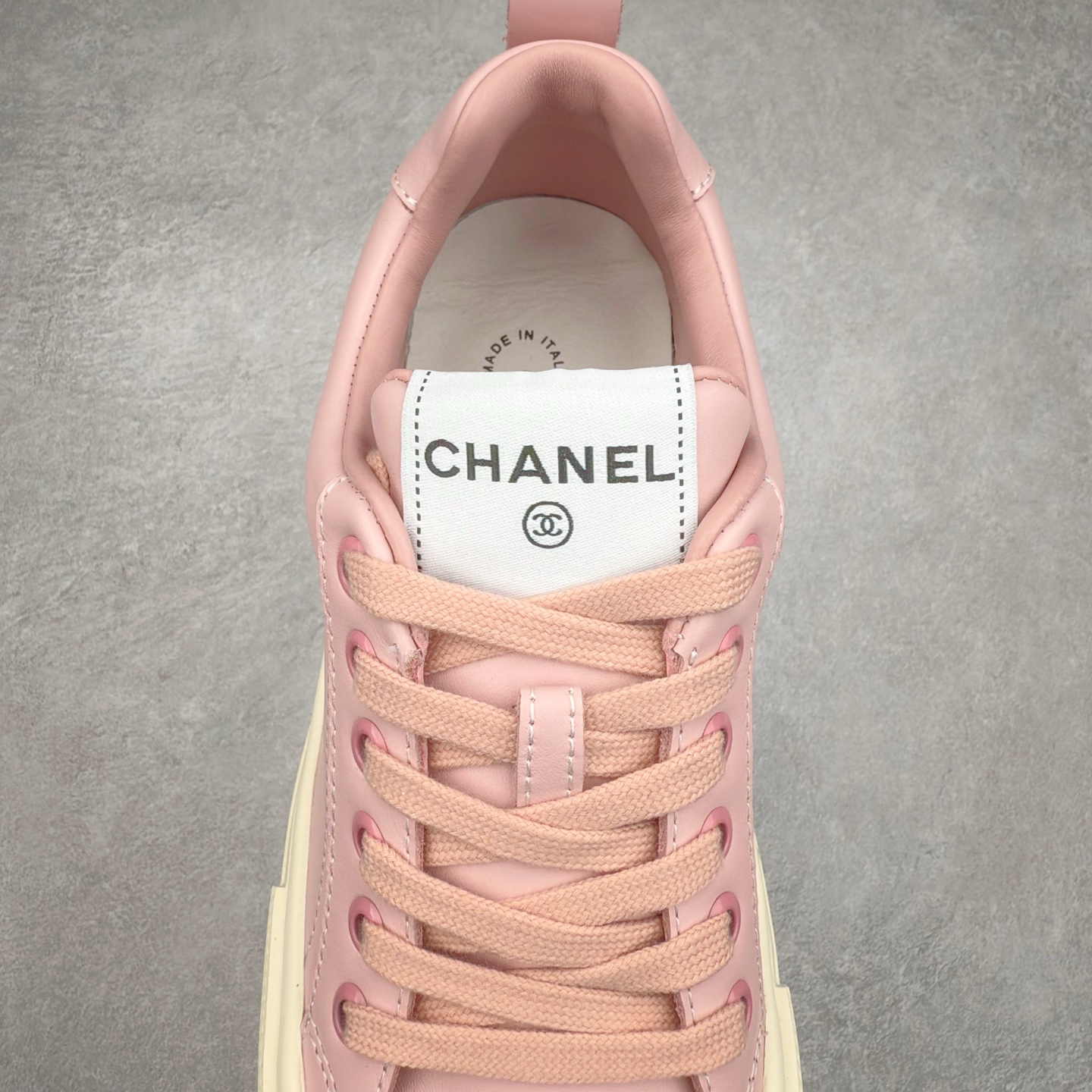 图片[5]-CHANEL 香奈儿早春新款王炸爆款大头鞋新款系带 小红书爆款 酷帅呆萌的鞋头加上立体浮雕 Logo 太心水啦 皱牛漆的搭配令人眼前一亮 休闲中的高大上感扑面而来 的设计加上金属圆扣分外抢眼 平底设计 异常舒适 日常搭配 出街 原版U橡胶组合大底！尺码：35 36 37 38 39-选品中心