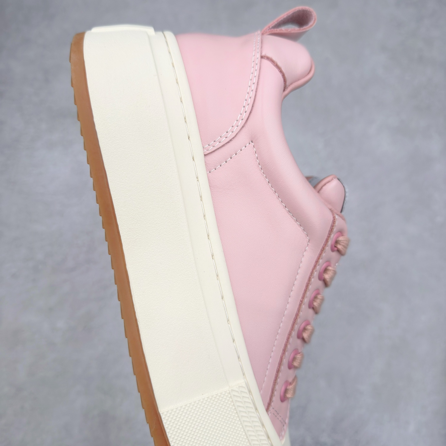 图片[6]-CHANEL 香奈儿早春新款王炸爆款大头鞋新款系带 小红书爆款 酷帅呆萌的鞋头加上立体浮雕 Logo 太心水啦 皱牛漆的搭配令人眼前一亮 休闲中的高大上感扑面而来 的设计加上金属圆扣分外抢眼 平底设计 异常舒适 日常搭配 出街 原版U橡胶组合大底！尺码：35 36 37 38 39-选品中心