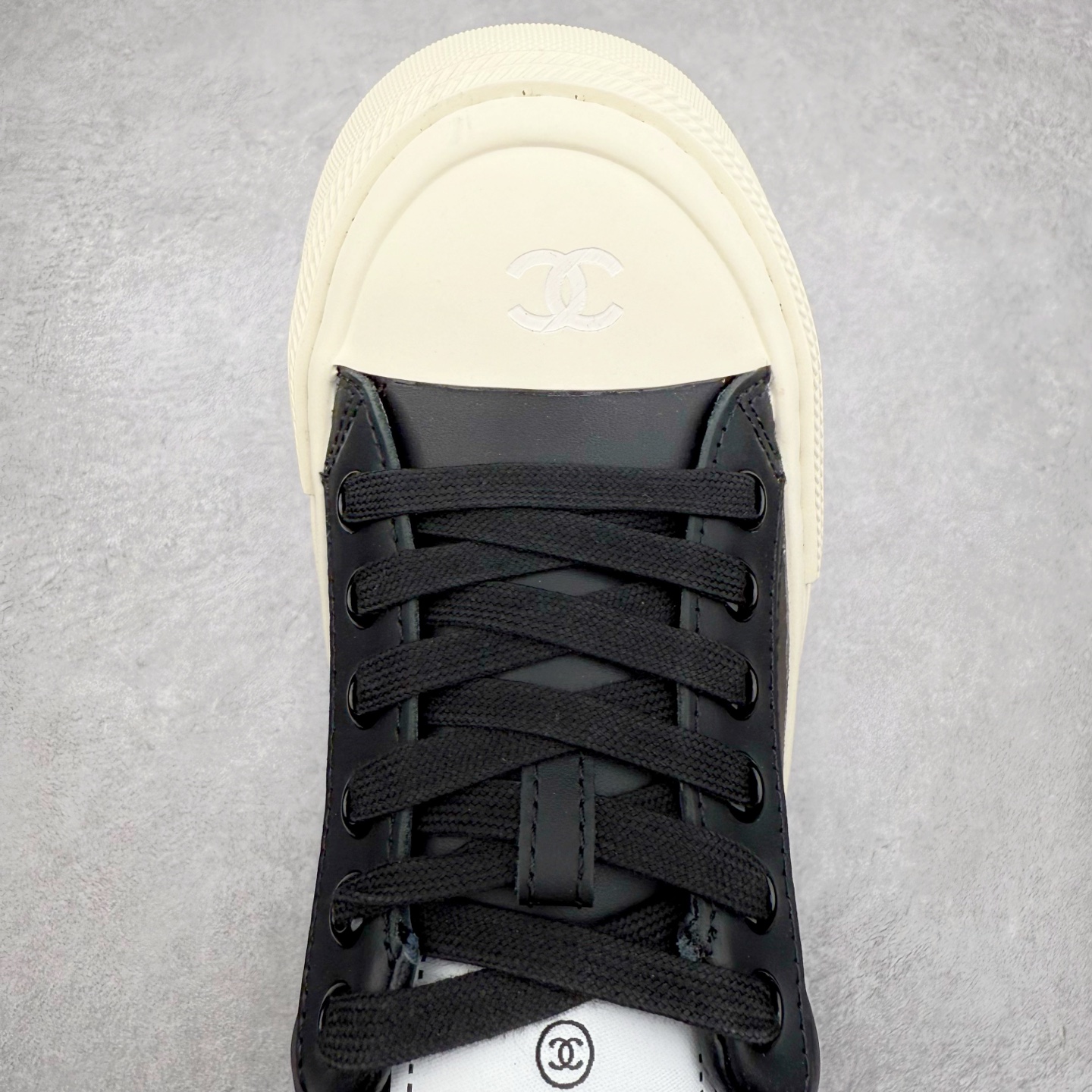 图片[4]-CHANEL 香奈儿早春新款王炸爆款大头鞋新款系带 小红书爆款 酷帅呆萌的鞋头加上立体浮雕 Logo 太心水啦 皱牛漆的搭配令人眼前一亮 休闲中的高大上感扑面而来 的设计加上金属圆扣分外抢眼 平底设计 异常舒适 日常搭配 出街 原版U橡胶组合大底！尺码：35 36 37 38 39-选品中心