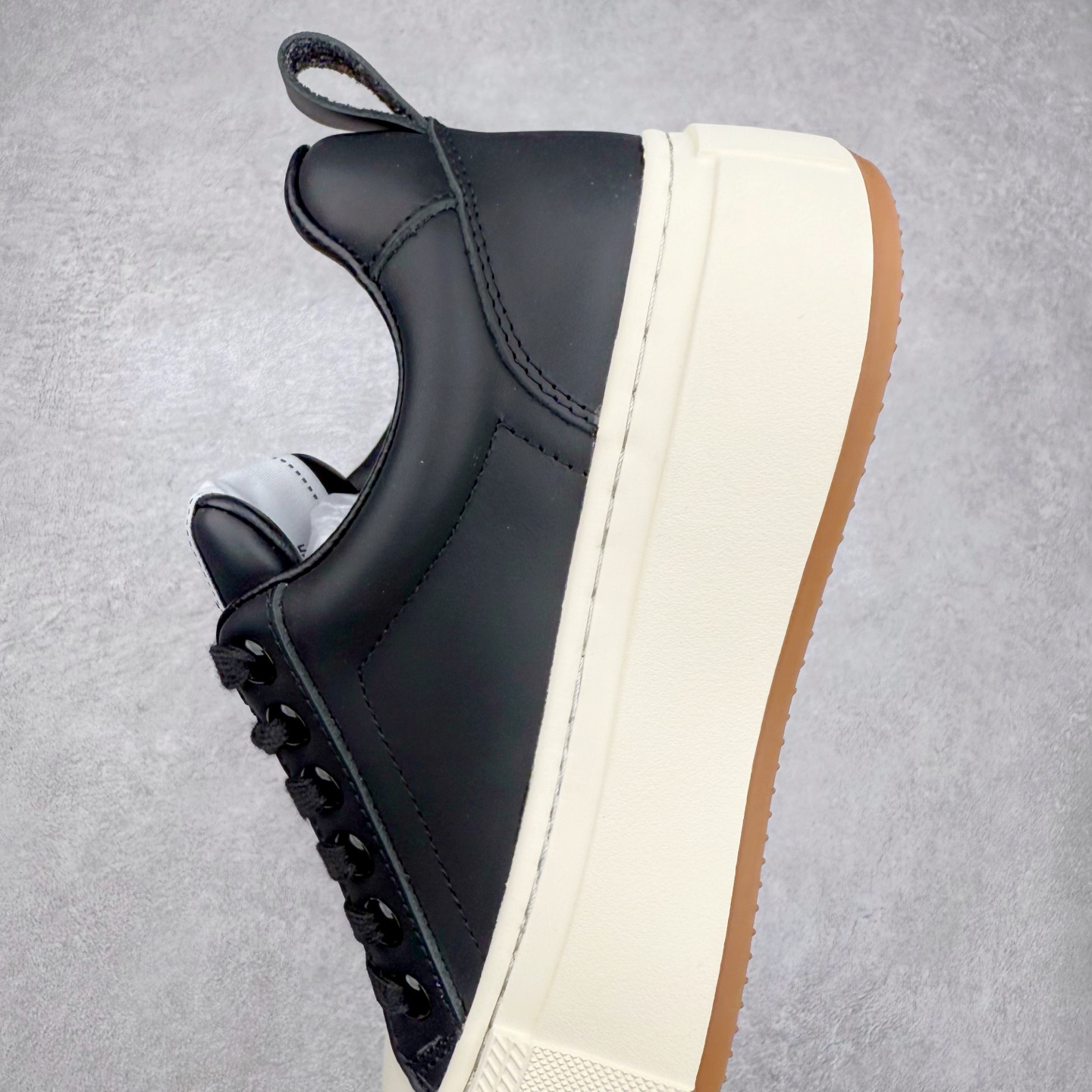 图片[7]-CHANEL 香奈儿早春新款王炸爆款大头鞋新款系带 小红书爆款 酷帅呆萌的鞋头加上立体浮雕 Logo 太心水啦 皱牛漆的搭配令人眼前一亮 休闲中的高大上感扑面而来 的设计加上金属圆扣分外抢眼 平底设计 异常舒适 日常搭配 出街 原版U橡胶组合大底！尺码：35 36 37 38 39-选品中心