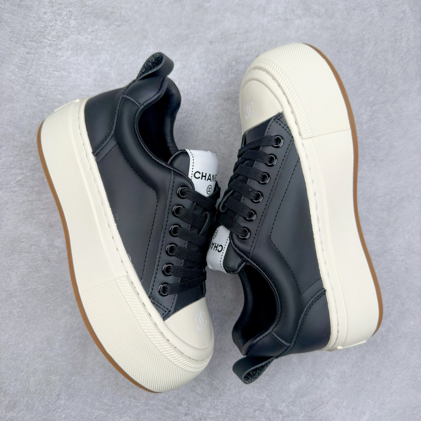 图片[3]-CHANEL 香奈儿早春新款王炸爆款大头鞋新款系带 小红书爆款 酷帅呆萌的鞋头加上立体浮雕 Logo 太心水啦 皱牛漆的搭配令人眼前一亮 休闲中的高大上感扑面而来 的设计加上金属圆扣分外抢眼 平底设计 异常舒适 日常搭配 出街 原版U橡胶组合大底！尺码：35 36 37 38 39-选品中心