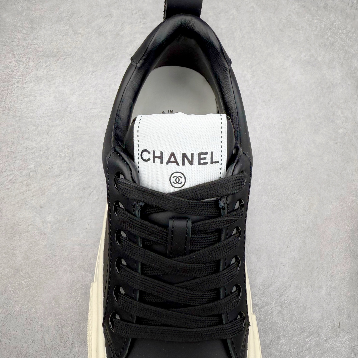 图片[5]-CHANEL 香奈儿早春新款王炸爆款大头鞋新款系带 小红书爆款 酷帅呆萌的鞋头加上立体浮雕 Logo 太心水啦 皱牛漆的搭配令人眼前一亮 休闲中的高大上感扑面而来 的设计加上金属圆扣分外抢眼 平底设计 异常舒适 日常搭配 出街 原版U橡胶组合大底！尺码：35 36 37 38 39-选品中心