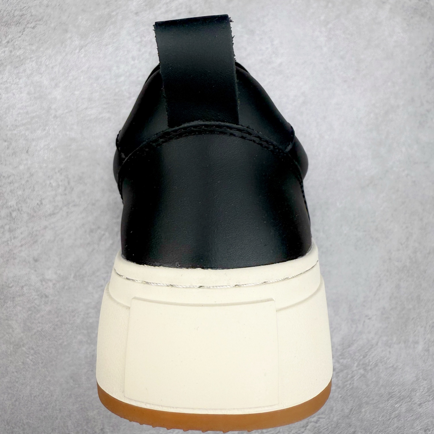 图片[8]-CHANEL 香奈儿早春新款王炸爆款大头鞋新款系带 小红书爆款 酷帅呆萌的鞋头加上立体浮雕 Logo 太心水啦 皱牛漆的搭配令人眼前一亮 休闲中的高大上感扑面而来 的设计加上金属圆扣分外抢眼 平底设计 异常舒适 日常搭配 出街 原版U橡胶组合大底！尺码：35 36 37 38 39-选品中心