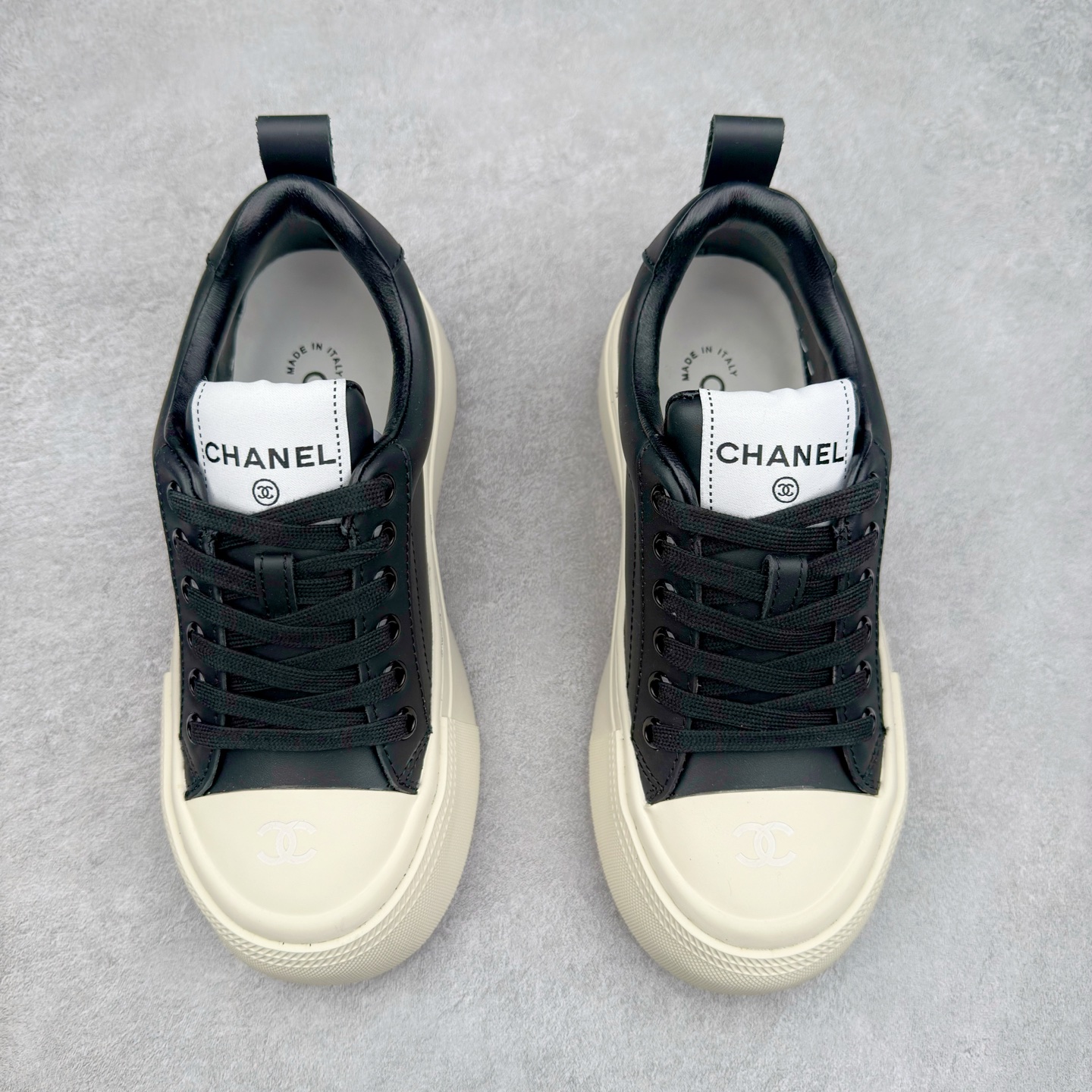 图片[2]-CHANEL 香奈儿早春新款王炸爆款大头鞋新款系带 小红书爆款 酷帅呆萌的鞋头加上立体浮雕 Logo 太心水啦 皱牛漆的搭配令人眼前一亮 休闲中的高大上感扑面而来 的设计加上金属圆扣分外抢眼 平底设计 异常舒适 日常搭配 出街 原版U橡胶组合大底！尺码：35 36 37 38 39-选品中心