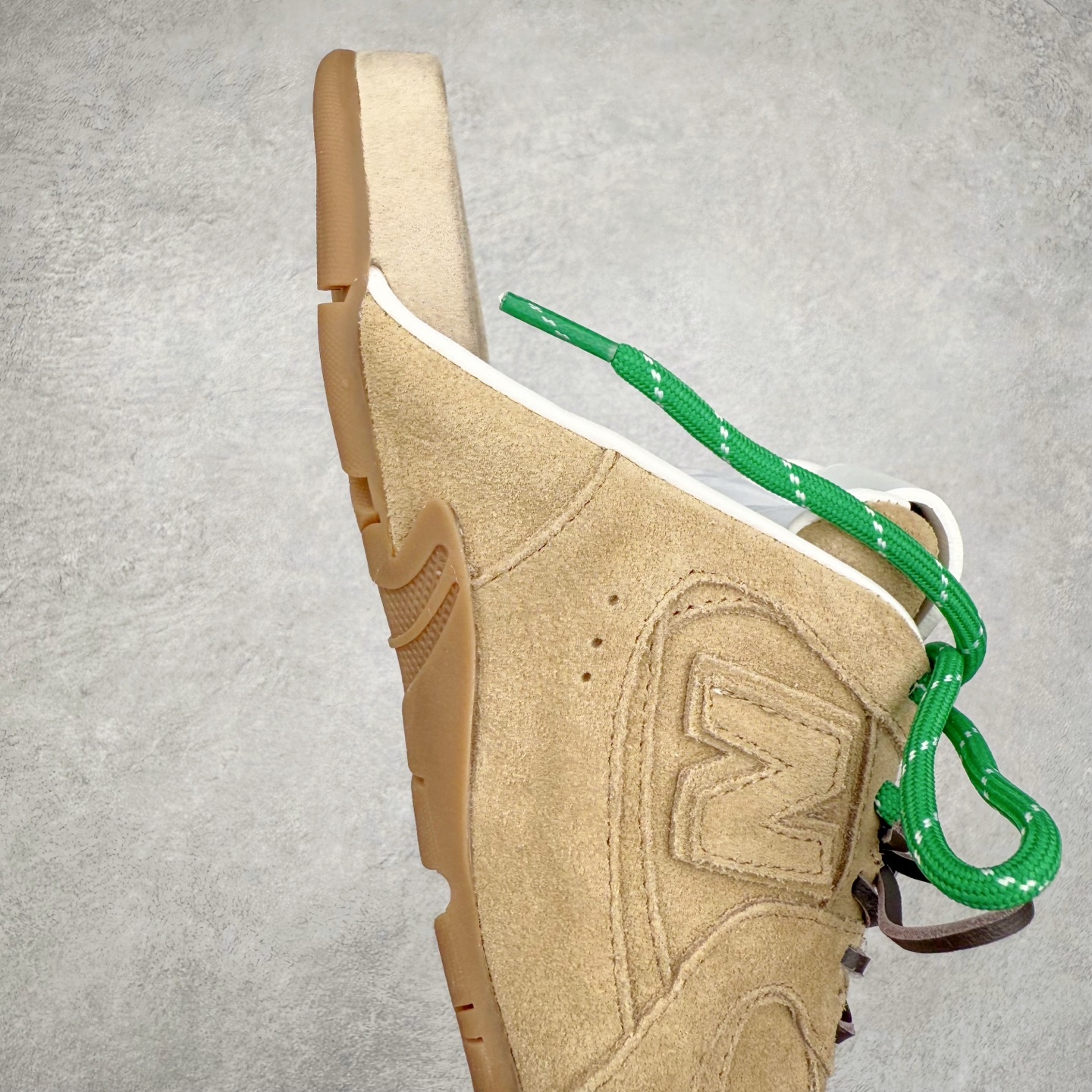 图片[6]-MiuMiu x New Balance NB530 SL 缪缪联名系列低帮经典复古休闲运动鞋半拖 近几年运动品牌与各大潮流品牌不断推出联名产品，在球鞋圈拥有极高的热度。此外，奢侈品牌和运动品牌联名也早已非新鲜事，继 Dior 和 Jordan Brand 以及 Prada 和 adidas 合作后。近日，Miu Miu与New Balance的合作基本已经成为定番，每年都会上新，而近期的最新联名也已经正式曝光，预计会在24年春夏面世！相比之前两次使用的574，这次Miu Miu带来了全新风格。采用了全新型号MR530进行设计，继续使用复古的旧化效果和去年就被带火的美拉德配色打造。Miu Miu作为千禧文化的重要推手，这次也是直接挑选了New Balance 2000年代时发布的健身跑鞋MR530。整体做旧效果非常明显，甚至有些二手鞋的感觉，多少是有点瘦巴黎世家影响了……配色方面将会推出米色和棕色两种颜色可供选择，整体覆盖了做旧麂皮，鞋舌和鞋垫和之前一致，有Miu Miu的Logo，同时搭配皮革和棉质双鞋带组成。尺码：36 37 37.5 38 38.5 39.5 40 40.5 41.5 42 42.5 43.5 44 44.5 45-选品中心