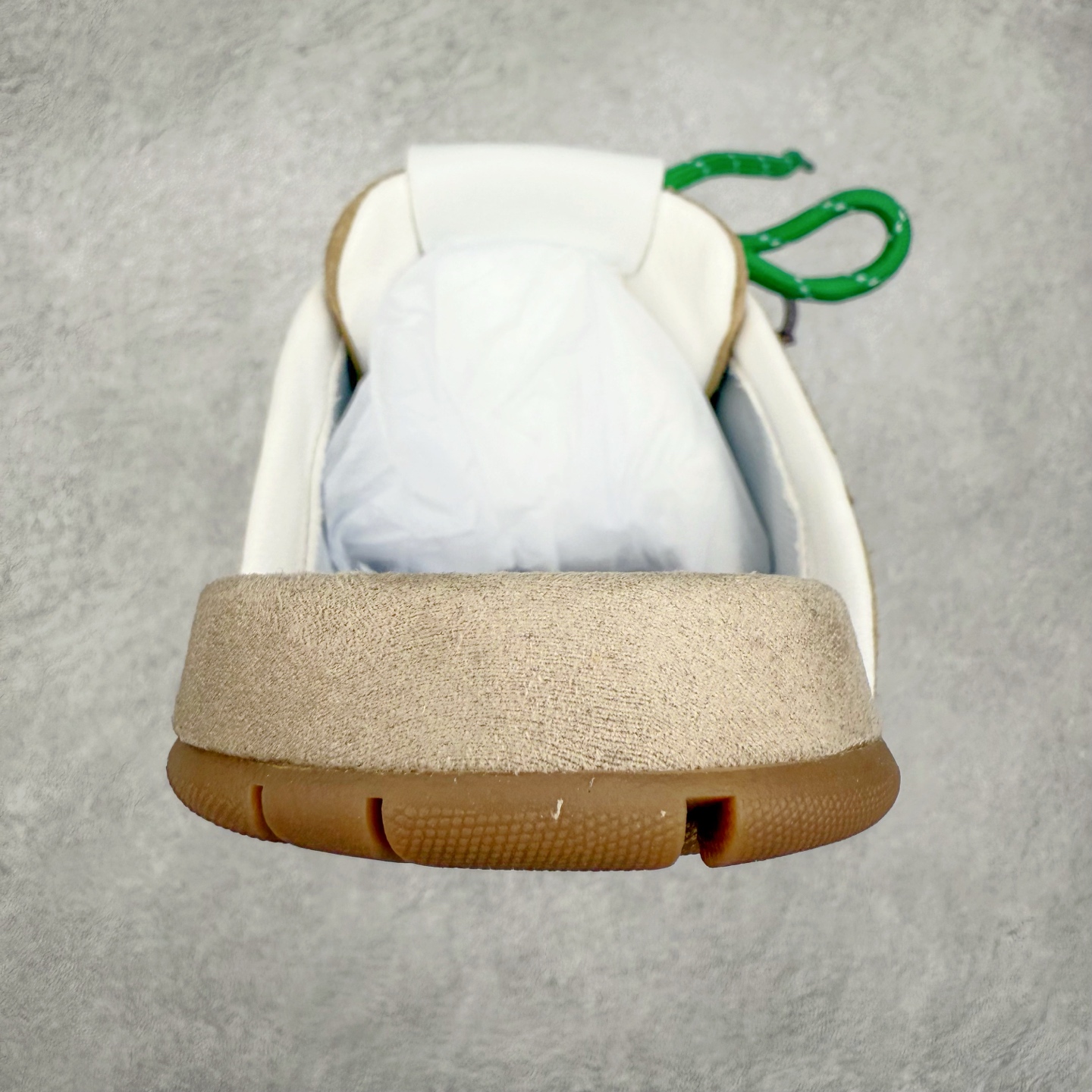 图片[8]-MiuMiu x New Balance NB530 SL 缪缪联名系列低帮经典复古休闲运动鞋半拖 近几年运动品牌与各大潮流品牌不断推出联名产品，在球鞋圈拥有极高的热度。此外，奢侈品牌和运动品牌联名也早已非新鲜事，继 Dior 和 Jordan Brand 以及 Prada 和 adidas 合作后。近日，Miu Miu与New Balance的合作基本已经成为定番，每年都会上新，而近期的最新联名也已经正式曝光，预计会在24年春夏面世！相比之前两次使用的574，这次Miu Miu带来了全新风格。采用了全新型号MR530进行设计，继续使用复古的旧化效果和去年就被带火的美拉德配色打造。Miu Miu作为千禧文化的重要推手，这次也是直接挑选了New Balance 2000年代时发布的健身跑鞋MR530。整体做旧效果非常明显，甚至有些二手鞋的感觉，多少是有点瘦巴黎世家影响了……配色方面将会推出米色和棕色两种颜色可供选择，整体覆盖了做旧麂皮，鞋舌和鞋垫和之前一致，有Miu Miu的Logo，同时搭配皮革和棉质双鞋带组成。尺码：36 37 37.5 38 38.5 39.5 40 40.5 41.5 42 42.5 43.5 44 44.5 45-选品中心