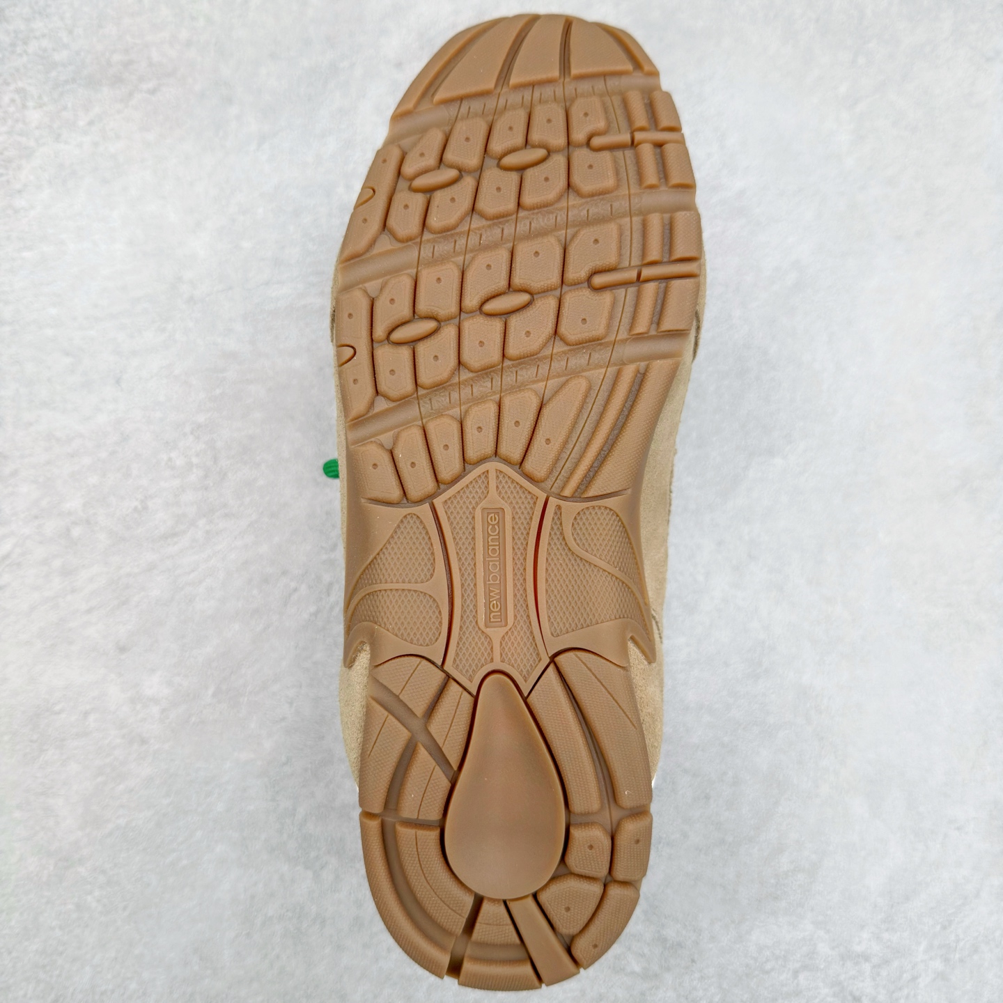 图片[9]-MiuMiu x New Balance NB530 SL 缪缪联名系列低帮经典复古休闲运动鞋半拖 近几年运动品牌与各大潮流品牌不断推出联名产品，在球鞋圈拥有极高的热度。此外，奢侈品牌和运动品牌联名也早已非新鲜事，继 Dior 和 Jordan Brand 以及 Prada 和 adidas 合作后。近日，Miu Miu与New Balance的合作基本已经成为定番，每年都会上新，而近期的最新联名也已经正式曝光，预计会在24年春夏面世！相比之前两次使用的574，这次Miu Miu带来了全新风格。采用了全新型号MR530进行设计，继续使用复古的旧化效果和去年就被带火的美拉德配色打造。Miu Miu作为千禧文化的重要推手，这次也是直接挑选了New Balance 2000年代时发布的健身跑鞋MR530。整体做旧效果非常明显，甚至有些二手鞋的感觉，多少是有点瘦巴黎世家影响了……配色方面将会推出米色和棕色两种颜色可供选择，整体覆盖了做旧麂皮，鞋舌和鞋垫和之前一致，有Miu Miu的Logo，同时搭配皮革和棉质双鞋带组成。尺码：36 37 37.5 38 38.5 39.5 40 40.5 41.5 42 42.5 43.5 44 44.5 45-选品中心