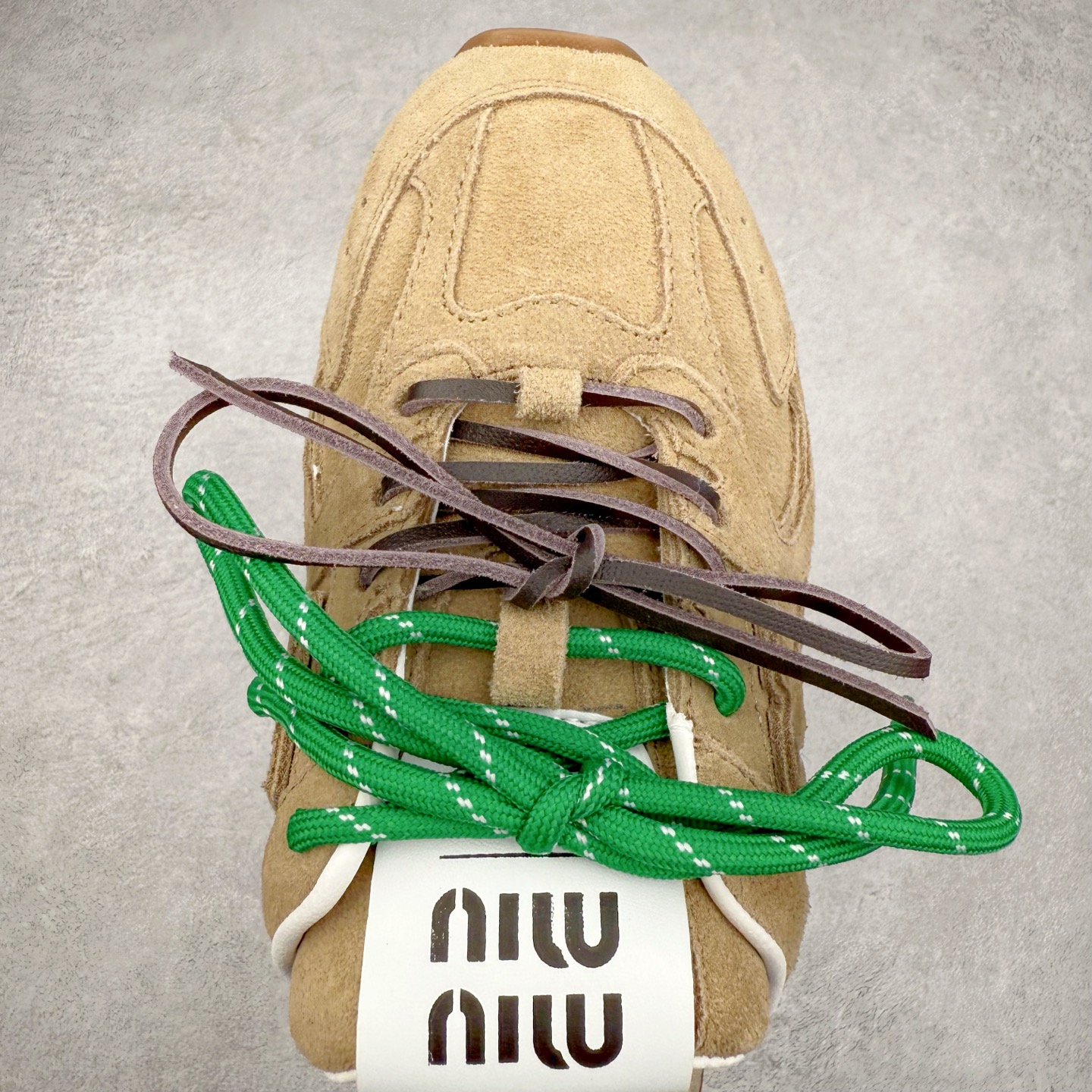 图片[4]-MiuMiu x New Balance NB530 SL 缪缪联名系列低帮经典复古休闲运动鞋半拖 近几年运动品牌与各大潮流品牌不断推出联名产品，在球鞋圈拥有极高的热度。此外，奢侈品牌和运动品牌联名也早已非新鲜事，继 Dior 和 Jordan Brand 以及 Prada 和 adidas 合作后。近日，Miu Miu与New Balance的合作基本已经成为定番，每年都会上新，而近期的最新联名也已经正式曝光，预计会在24年春夏面世！相比之前两次使用的574，这次Miu Miu带来了全新风格。采用了全新型号MR530进行设计，继续使用复古的旧化效果和去年就被带火的美拉德配色打造。Miu Miu作为千禧文化的重要推手，这次也是直接挑选了New Balance 2000年代时发布的健身跑鞋MR530。整体做旧效果非常明显，甚至有些二手鞋的感觉，多少是有点瘦巴黎世家影响了……配色方面将会推出米色和棕色两种颜色可供选择，整体覆盖了做旧麂皮，鞋舌和鞋垫和之前一致，有Miu Miu的Logo，同时搭配皮革和棉质双鞋带组成。尺码：36 37 37.5 38 38.5 39.5 40 40.5 41.5 42 42.5 43.5 44 44.5 45-选品中心