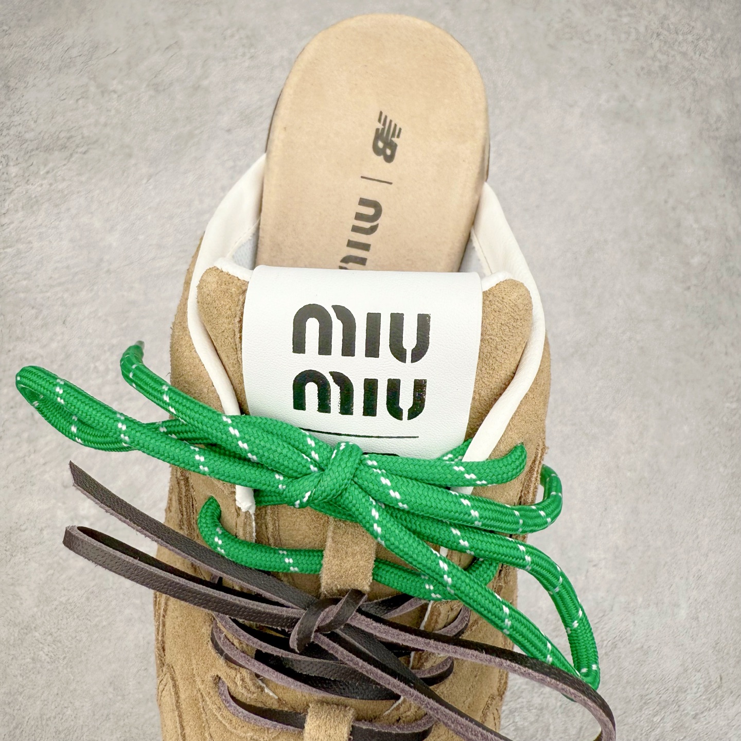 图片[5]-MiuMiu x New Balance NB530 SL 缪缪联名系列低帮经典复古休闲运动鞋半拖 近几年运动品牌与各大潮流品牌不断推出联名产品，在球鞋圈拥有极高的热度。此外，奢侈品牌和运动品牌联名也早已非新鲜事，继 Dior 和 Jordan Brand 以及 Prada 和 adidas 合作后。近日，Miu Miu与New Balance的合作基本已经成为定番，每年都会上新，而近期的最新联名也已经正式曝光，预计会在24年春夏面世！相比之前两次使用的574，这次Miu Miu带来了全新风格。采用了全新型号MR530进行设计，继续使用复古的旧化效果和去年就被带火的美拉德配色打造。Miu Miu作为千禧文化的重要推手，这次也是直接挑选了New Balance 2000年代时发布的健身跑鞋MR530。整体做旧效果非常明显，甚至有些二手鞋的感觉，多少是有点瘦巴黎世家影响了……配色方面将会推出米色和棕色两种颜色可供选择，整体覆盖了做旧麂皮，鞋舌和鞋垫和之前一致，有Miu Miu的Logo，同时搭配皮革和棉质双鞋带组成。尺码：36 37 37.5 38 38.5 39.5 40 40.5 41.5 42 42.5 43.5 44 44.5 45-选品中心