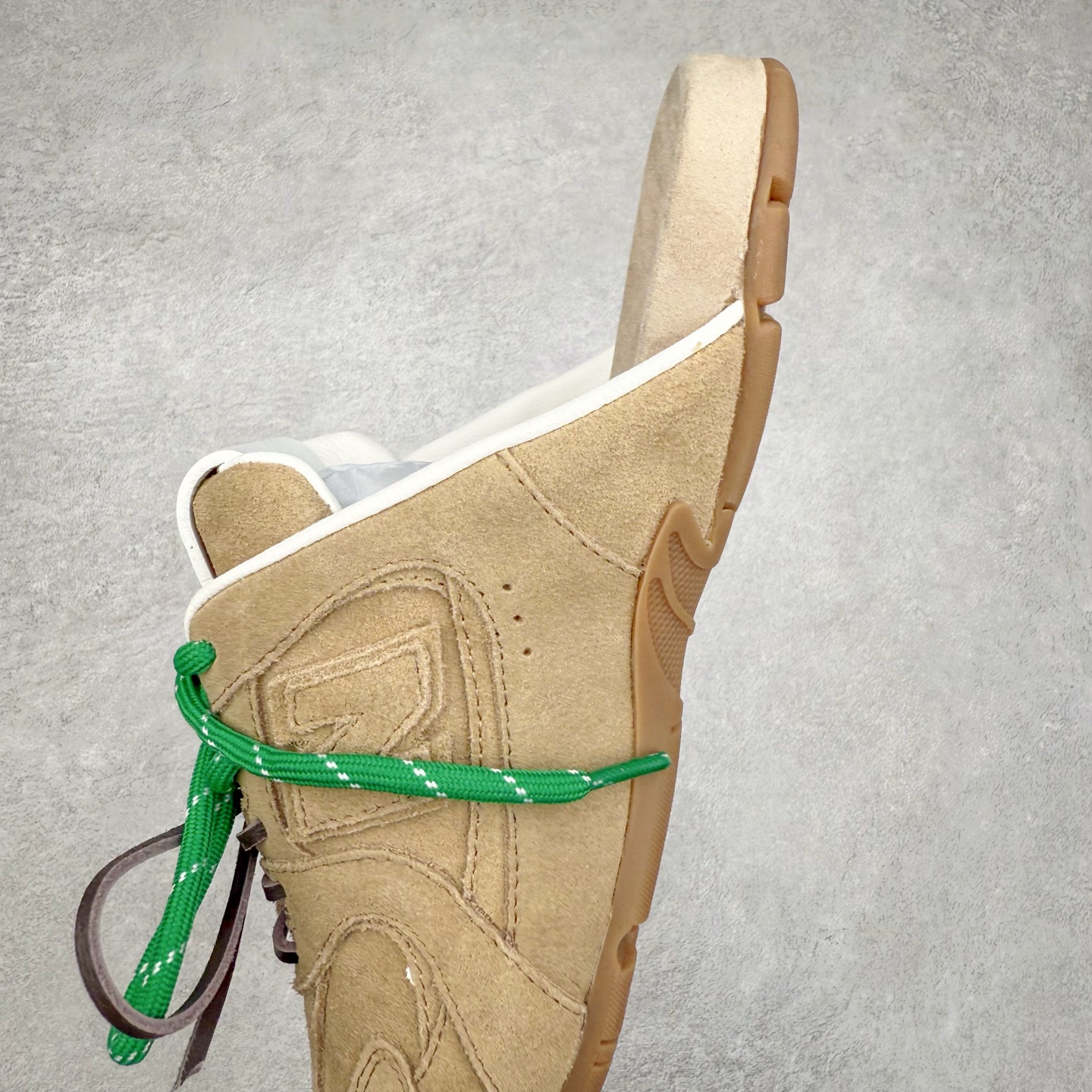 图片[7]-MiuMiu x New Balance NB530 SL 缪缪联名系列低帮经典复古休闲运动鞋半拖 近几年运动品牌与各大潮流品牌不断推出联名产品，在球鞋圈拥有极高的热度。此外，奢侈品牌和运动品牌联名也早已非新鲜事，继 Dior 和 Jordan Brand 以及 Prada 和 adidas 合作后。近日，Miu Miu与New Balance的合作基本已经成为定番，每年都会上新，而近期的最新联名也已经正式曝光，预计会在24年春夏面世！相比之前两次使用的574，这次Miu Miu带来了全新风格。采用了全新型号MR530进行设计，继续使用复古的旧化效果和去年就被带火的美拉德配色打造。Miu Miu作为千禧文化的重要推手，这次也是直接挑选了New Balance 2000年代时发布的健身跑鞋MR530。整体做旧效果非常明显，甚至有些二手鞋的感觉，多少是有点瘦巴黎世家影响了……配色方面将会推出米色和棕色两种颜色可供选择，整体覆盖了做旧麂皮，鞋舌和鞋垫和之前一致，有Miu Miu的Logo，同时搭配皮革和棉质双鞋带组成。尺码：36 37 37.5 38 38.5 39.5 40 40.5 41.5 42 42.5 43.5 44 44.5 45-选品中心