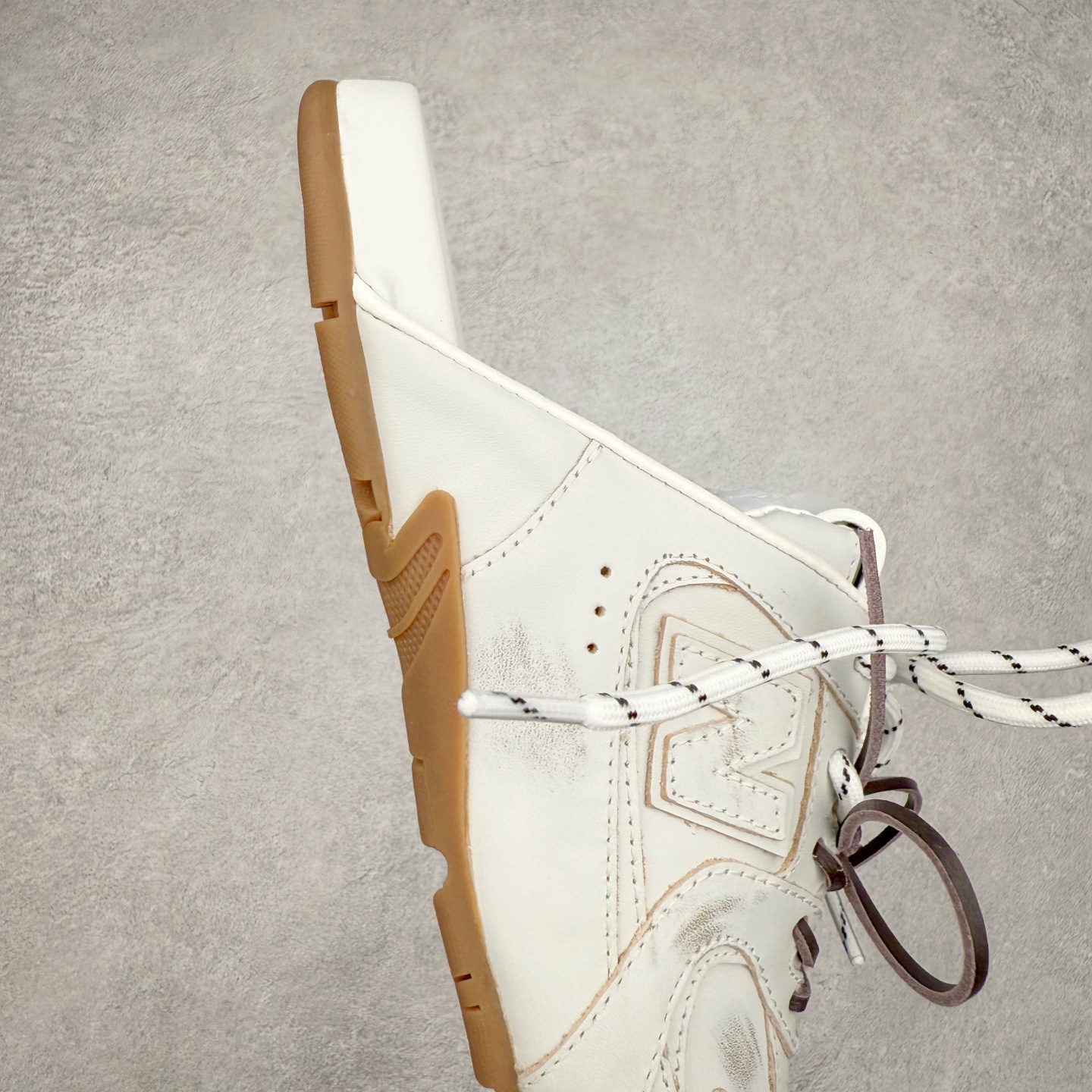 图片[6]-MiuMiu x New Balance NB530 SL 缪缪联名系列低帮经典复古休闲运动鞋半拖 近几年运动品牌与各大潮流品牌不断推出联名产品，在球鞋圈拥有极高的热度。此外，奢侈品牌和运动品牌联名也早已非新鲜事，继 Dior 和 Jordan Brand 以及 Prada 和 adidas 合作后。近日，Miu Miu与New Balance的合作基本已经成为定番，每年都会上新，而近期的最新联名也已经正式曝光，预计会在24年春夏面世！相比之前两次使用的574，这次Miu Miu带来了全新风格。采用了全新型号MR530进行设计，继续使用复古的旧化效果和去年就被带火的美拉德配色打造。Miu Miu作为千禧文化的重要推手，这次也是直接挑选了New Balance 2000年代时发布的健身跑鞋MR530。整体做旧效果非常明显，甚至有些二手鞋的感觉，多少是有点瘦巴黎世家影响了……配色方面将会推出米色和棕色两种颜色可供选择，整体覆盖了做旧麂皮，鞋舌和鞋垫和之前一致，有Miu Miu的Logo，同时搭配皮革和棉质双鞋带组成。尺码：36 37 37.5 38 38.5 39.5 40 40.5 41.5 42 42.5 43.5 44 44.5 45-选品中心