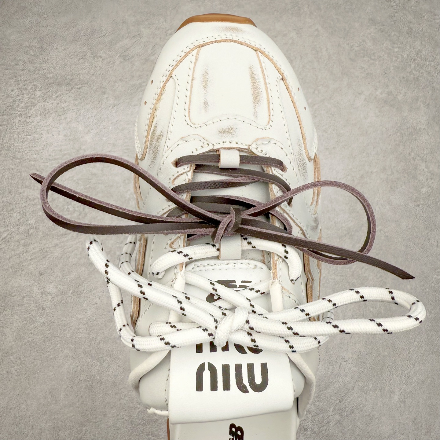 图片[4]-MiuMiu x New Balance NB530 SL 缪缪联名系列低帮经典复古休闲运动鞋半拖 近几年运动品牌与各大潮流品牌不断推出联名产品，在球鞋圈拥有极高的热度。此外，奢侈品牌和运动品牌联名也早已非新鲜事，继 Dior 和 Jordan Brand 以及 Prada 和 adidas 合作后。近日，Miu Miu与New Balance的合作基本已经成为定番，每年都会上新，而近期的最新联名也已经正式曝光，预计会在24年春夏面世！相比之前两次使用的574，这次Miu Miu带来了全新风格。采用了全新型号MR530进行设计，继续使用复古的旧化效果和去年就被带火的美拉德配色打造。Miu Miu作为千禧文化的重要推手，这次也是直接挑选了New Balance 2000年代时发布的健身跑鞋MR530。整体做旧效果非常明显，甚至有些二手鞋的感觉，多少是有点瘦巴黎世家影响了……配色方面将会推出米色和棕色两种颜色可供选择，整体覆盖了做旧麂皮，鞋舌和鞋垫和之前一致，有Miu Miu的Logo，同时搭配皮革和棉质双鞋带组成。尺码：36 37 37.5 38 38.5 39.5 40 40.5 41.5 42 42.5 43.5 44 44.5 45-选品中心