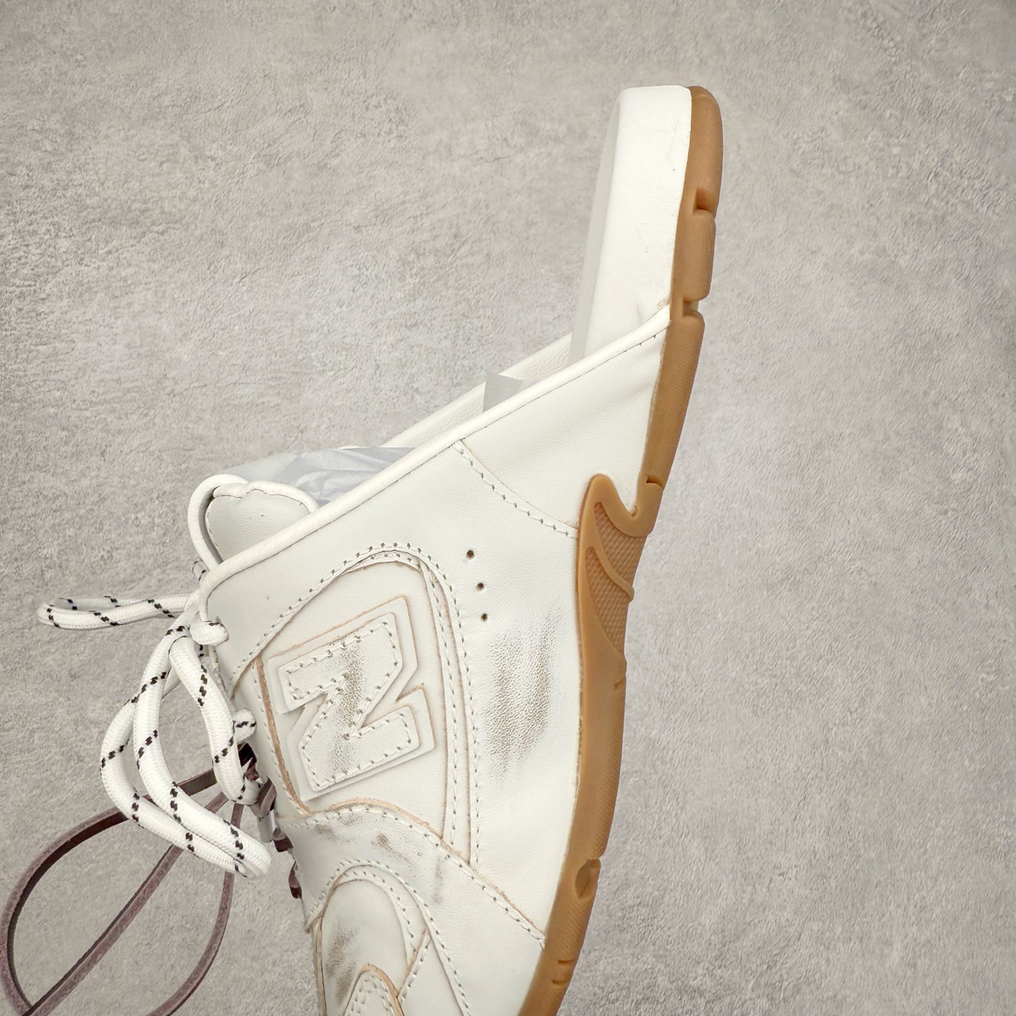 图片[7]-MiuMiu x New Balance NB530 SL 缪缪联名系列低帮经典复古休闲运动鞋半拖 近几年运动品牌与各大潮流品牌不断推出联名产品，在球鞋圈拥有极高的热度。此外，奢侈品牌和运动品牌联名也早已非新鲜事，继 Dior 和 Jordan Brand 以及 Prada 和 adidas 合作后。近日，Miu Miu与New Balance的合作基本已经成为定番，每年都会上新，而近期的最新联名也已经正式曝光，预计会在24年春夏面世！相比之前两次使用的574，这次Miu Miu带来了全新风格。采用了全新型号MR530进行设计，继续使用复古的旧化效果和去年就被带火的美拉德配色打造。Miu Miu作为千禧文化的重要推手，这次也是直接挑选了New Balance 2000年代时发布的健身跑鞋MR530。整体做旧效果非常明显，甚至有些二手鞋的感觉，多少是有点瘦巴黎世家影响了……配色方面将会推出米色和棕色两种颜色可供选择，整体覆盖了做旧麂皮，鞋舌和鞋垫和之前一致，有Miu Miu的Logo，同时搭配皮革和棉质双鞋带组成。尺码：36 37 37.5 38 38.5 39.5 40 40.5 41.5 42 42.5 43.5 44 44.5 45-选品中心