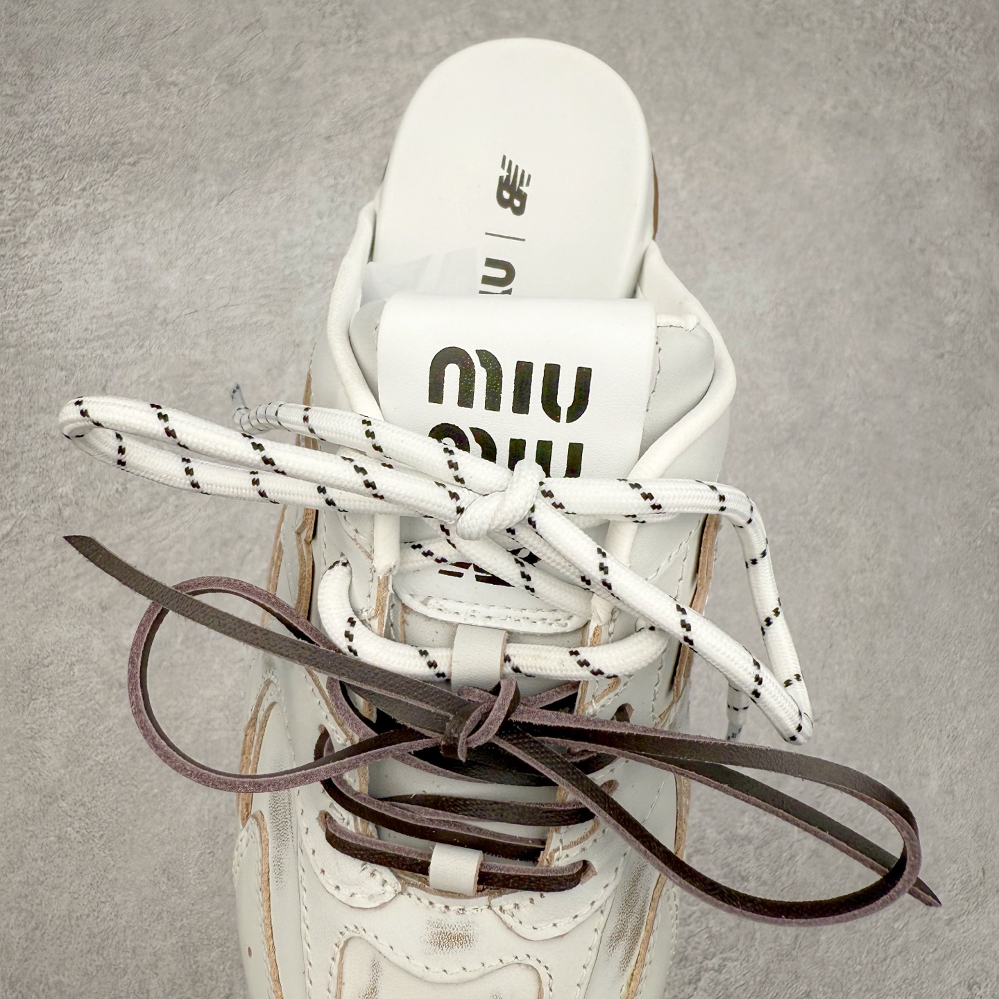 图片[5]-MiuMiu x New Balance NB530 SL 缪缪联名系列低帮经典复古休闲运动鞋半拖 近几年运动品牌与各大潮流品牌不断推出联名产品，在球鞋圈拥有极高的热度。此外，奢侈品牌和运动品牌联名也早已非新鲜事，继 Dior 和 Jordan Brand 以及 Prada 和 adidas 合作后。近日，Miu Miu与New Balance的合作基本已经成为定番，每年都会上新，而近期的最新联名也已经正式曝光，预计会在24年春夏面世！相比之前两次使用的574，这次Miu Miu带来了全新风格。采用了全新型号MR530进行设计，继续使用复古的旧化效果和去年就被带火的美拉德配色打造。Miu Miu作为千禧文化的重要推手，这次也是直接挑选了New Balance 2000年代时发布的健身跑鞋MR530。整体做旧效果非常明显，甚至有些二手鞋的感觉，多少是有点瘦巴黎世家影响了……配色方面将会推出米色和棕色两种颜色可供选择，整体覆盖了做旧麂皮，鞋舌和鞋垫和之前一致，有Miu Miu的Logo，同时搭配皮革和棉质双鞋带组成。尺码：36 37 37.5 38 38.5 39.5 40 40.5 41.5 42 42.5 43.5 44 44.5 45-选品中心