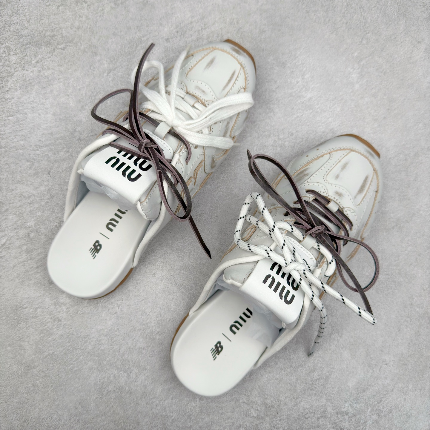 图片[3]-MiuMiu x New Balance NB530 SL 缪缪联名系列低帮经典复古休闲运动鞋半拖 近几年运动品牌与各大潮流品牌不断推出联名产品，在球鞋圈拥有极高的热度。此外，奢侈品牌和运动品牌联名也早已非新鲜事，继 Dior 和 Jordan Brand 以及 Prada 和 adidas 合作后。近日，Miu Miu与New Balance的合作基本已经成为定番，每年都会上新，而近期的最新联名也已经正式曝光，预计会在24年春夏面世！相比之前两次使用的574，这次Miu Miu带来了全新风格。采用了全新型号MR530进行设计，继续使用复古的旧化效果和去年就被带火的美拉德配色打造。Miu Miu作为千禧文化的重要推手，这次也是直接挑选了New Balance 2000年代时发布的健身跑鞋MR530。整体做旧效果非常明显，甚至有些二手鞋的感觉，多少是有点瘦巴黎世家影响了……配色方面将会推出米色和棕色两种颜色可供选择，整体覆盖了做旧麂皮，鞋舌和鞋垫和之前一致，有Miu Miu的Logo，同时搭配皮革和棉质双鞋带组成。尺码：36 37 37.5 38 38.5 39.5 40 40.5 41.5 42 42.5 43.5 44 44.5 45-选品中心