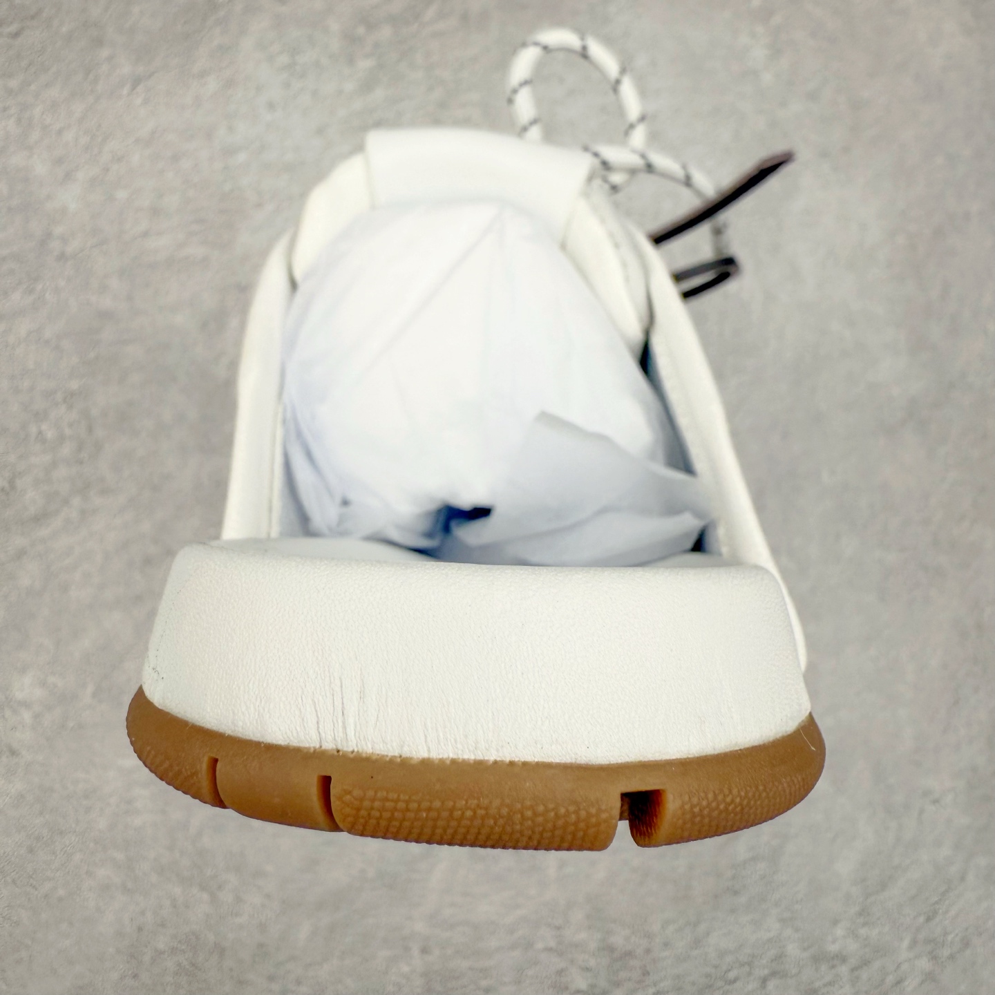 图片[8]-MiuMiu x New Balance NB530 SL 缪缪联名系列低帮经典复古休闲运动鞋半拖 近几年运动品牌与各大潮流品牌不断推出联名产品，在球鞋圈拥有极高的热度。此外，奢侈品牌和运动品牌联名也早已非新鲜事，继 Dior 和 Jordan Brand 以及 Prada 和 adidas 合作后。近日，Miu Miu与New Balance的合作基本已经成为定番，每年都会上新，而近期的最新联名也已经正式曝光，预计会在24年春夏面世！相比之前两次使用的574，这次Miu Miu带来了全新风格。采用了全新型号MR530进行设计，继续使用复古的旧化效果和去年就被带火的美拉德配色打造。Miu Miu作为千禧文化的重要推手，这次也是直接挑选了New Balance 2000年代时发布的健身跑鞋MR530。整体做旧效果非常明显，甚至有些二手鞋的感觉，多少是有点瘦巴黎世家影响了……配色方面将会推出米色和棕色两种颜色可供选择，整体覆盖了做旧麂皮，鞋舌和鞋垫和之前一致，有Miu Miu的Logo，同时搭配皮革和棉质双鞋带组成。尺码：36 37 37.5 38 38.5 39.5 40 40.5 41.5 42 42.5 43.5 44 44.5 45-选品中心