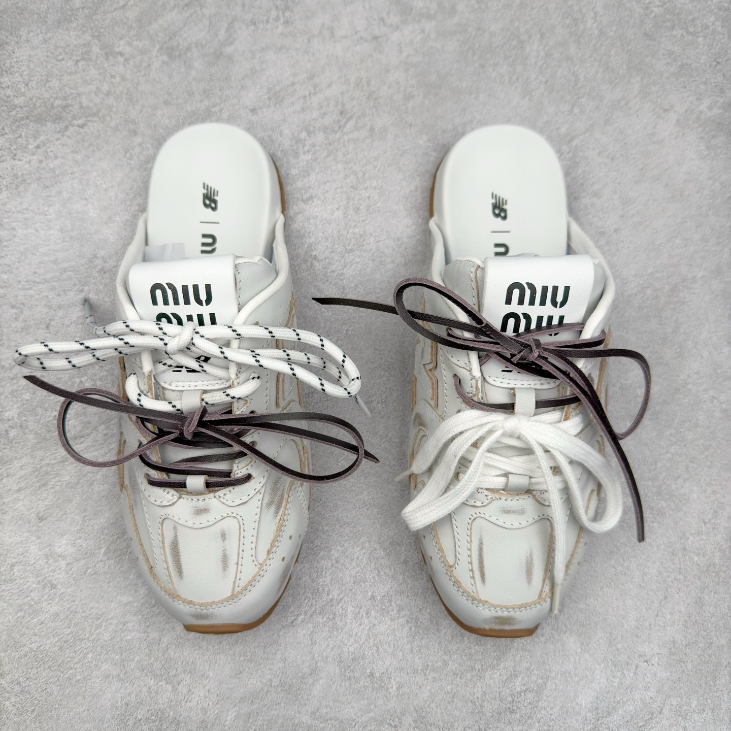 图片[2]-MiuMiu x New Balance NB530 SL 缪缪联名系列低帮经典复古休闲运动鞋半拖 近几年运动品牌与各大潮流品牌不断推出联名产品，在球鞋圈拥有极高的热度。此外，奢侈品牌和运动品牌联名也早已非新鲜事，继 Dior 和 Jordan Brand 以及 Prada 和 adidas 合作后。近日，Miu Miu与New Balance的合作基本已经成为定番，每年都会上新，而近期的最新联名也已经正式曝光，预计会在24年春夏面世！相比之前两次使用的574，这次Miu Miu带来了全新风格。采用了全新型号MR530进行设计，继续使用复古的旧化效果和去年就被带火的美拉德配色打造。Miu Miu作为千禧文化的重要推手，这次也是直接挑选了New Balance 2000年代时发布的健身跑鞋MR530。整体做旧效果非常明显，甚至有些二手鞋的感觉，多少是有点瘦巴黎世家影响了……配色方面将会推出米色和棕色两种颜色可供选择，整体覆盖了做旧麂皮，鞋舌和鞋垫和之前一致，有Miu Miu的Logo，同时搭配皮革和棉质双鞋带组成。尺码：36 37 37.5 38 38.5 39.5 40 40.5 41.5 42 42.5 43.5 44 44.5 45-选品中心