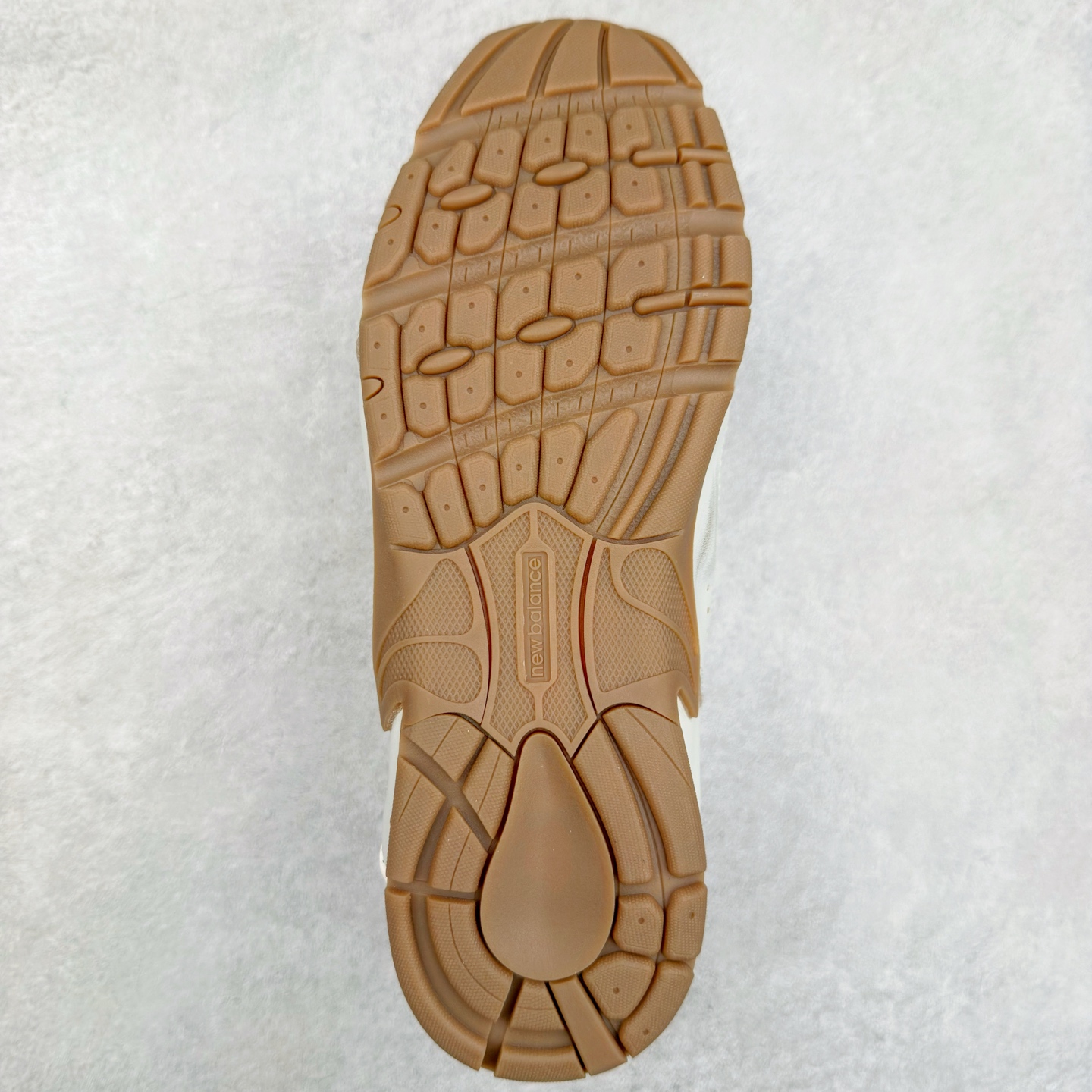 图片[9]-MiuMiu x New Balance NB530 SL 缪缪联名系列低帮经典复古休闲运动鞋半拖 近几年运动品牌与各大潮流品牌不断推出联名产品，在球鞋圈拥有极高的热度。此外，奢侈品牌和运动品牌联名也早已非新鲜事，继 Dior 和 Jordan Brand 以及 Prada 和 adidas 合作后。近日，Miu Miu与New Balance的合作基本已经成为定番，每年都会上新，而近期的最新联名也已经正式曝光，预计会在24年春夏面世！相比之前两次使用的574，这次Miu Miu带来了全新风格。采用了全新型号MR530进行设计，继续使用复古的旧化效果和去年就被带火的美拉德配色打造。Miu Miu作为千禧文化的重要推手，这次也是直接挑选了New Balance 2000年代时发布的健身跑鞋MR530。整体做旧效果非常明显，甚至有些二手鞋的感觉，多少是有点瘦巴黎世家影响了……配色方面将会推出米色和棕色两种颜色可供选择，整体覆盖了做旧麂皮，鞋舌和鞋垫和之前一致，有Miu Miu的Logo，同时搭配皮革和棉质双鞋带组成。尺码：36 37 37.5 38 38.5 39.5 40 40.5 41.5 42 42.5 43.5 44 44.5 45-选品中心