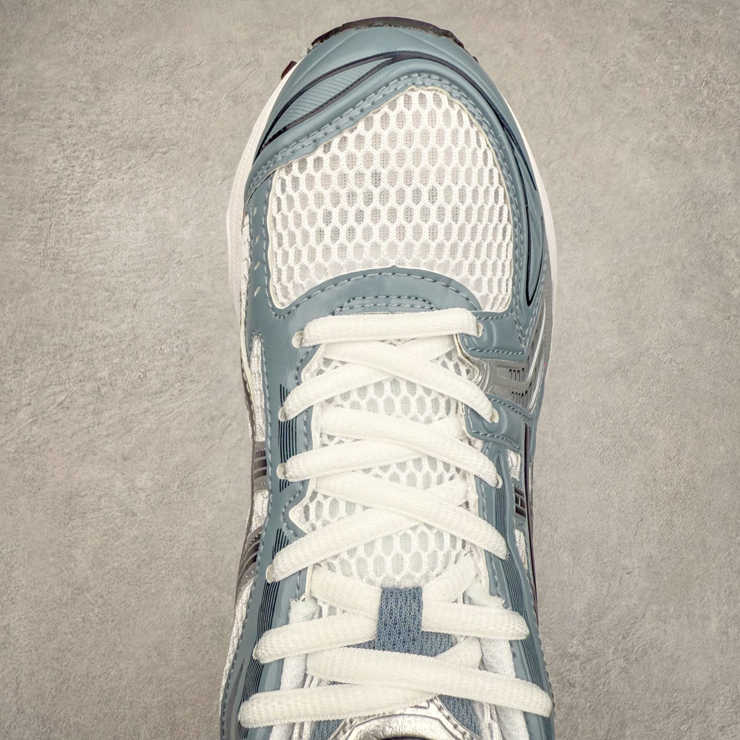 图片[4]-＃特价福利 ASICS GEL-KAYANO 14 亚瑟士K14系列户外复古潮流百搭织物合成革缓震休闲跑步鞋 原装纸板楦头开发 独家私模五层组合大底 原厂定制缓震硅胶加持 原盒原配 官方四联吊牌 原装Ortholite轻量化鞋垫 设计师 Hidenori Yamashita 以「Flash」一词为灵感 创造出未来感金属色鞋面 改造升级内在性能 由内而外全面革新 为 GEL-KAYANO 家族传承及经典跑鞋文化的延续 创下里程碑式作品 K14跑鞋重新诠释了复古的跑步形状 并以其 2000 年代后期的美学理念重新铺装 银色与蓝色的鞋面极为高档 网面铺陈与鞋面、鞋头多处细节位增添了透气性 鞋后跟部中底上以及多密度耐磨鞋底增加了 GEL 缓震胶 提供高抗冲击性、缓冲性、可保护脚部免受地面冲击的影响 穿着舒适性十足 尺码：35.5 36 37 37.5 38 39 39.5 40.5 41.5 42 42.5 43.5 44 45-选品中心