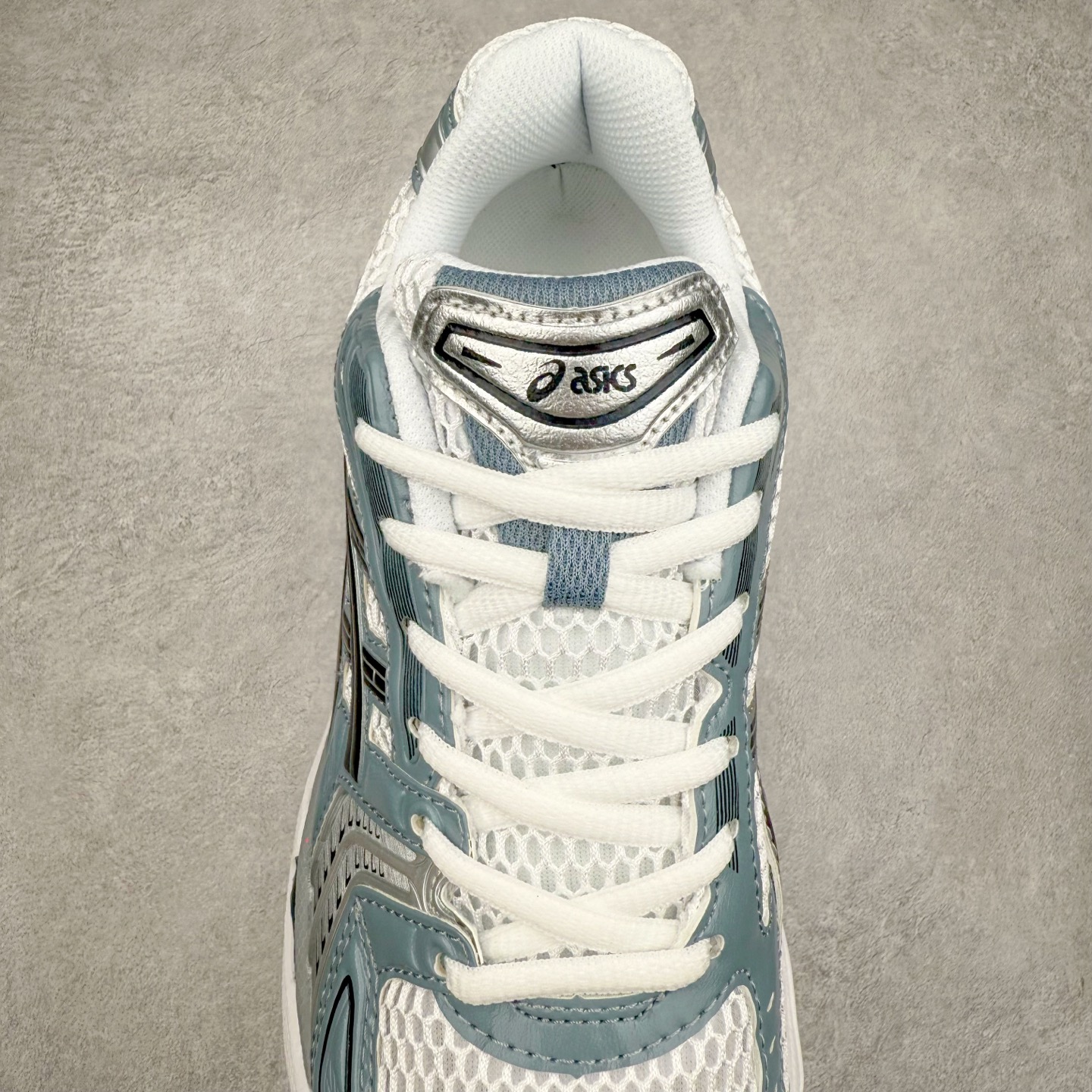 图片[5]-＃特价福利 ASICS GEL-KAYANO 14 亚瑟士K14系列户外复古潮流百搭织物合成革缓震休闲跑步鞋 原装纸板楦头开发 独家私模五层组合大底 原厂定制缓震硅胶加持 原盒原配 官方四联吊牌 原装Ortholite轻量化鞋垫 设计师 Hidenori Yamashita 以「Flash」一词为灵感 创造出未来感金属色鞋面 改造升级内在性能 由内而外全面革新 为 GEL-KAYANO 家族传承及经典跑鞋文化的延续 创下里程碑式作品 K14跑鞋重新诠释了复古的跑步形状 并以其 2000 年代后期的美学理念重新铺装 银色与蓝色的鞋面极为高档 网面铺陈与鞋面、鞋头多处细节位增添了透气性 鞋后跟部中底上以及多密度耐磨鞋底增加了 GEL 缓震胶 提供高抗冲击性、缓冲性、可保护脚部免受地面冲击的影响 穿着舒适性十足 尺码：35.5 36 37 37.5 38 39 39.5 40.5 41.5 42 42.5 43.5 44 45-选品中心