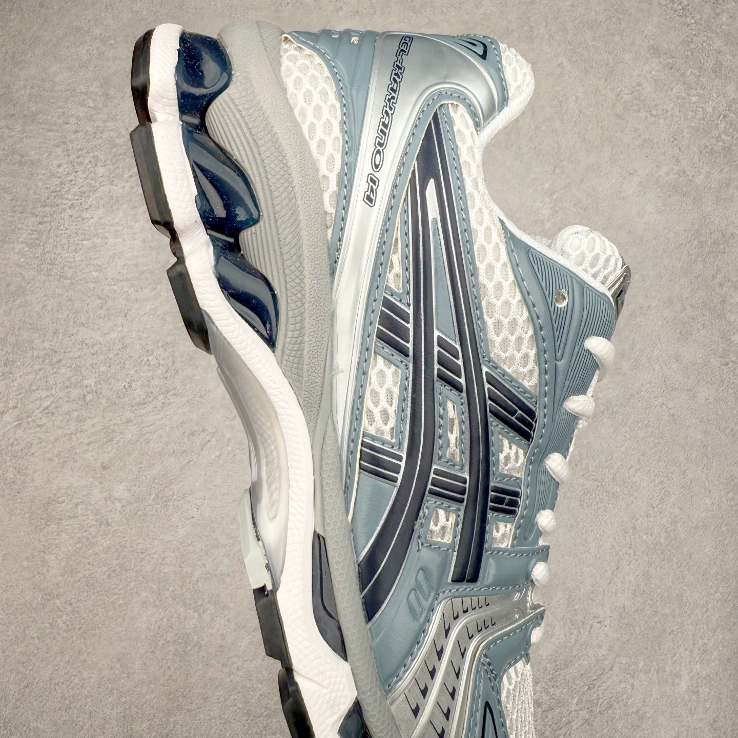 图片[6]-＃特价福利 ASICS GEL-KAYANO 14 亚瑟士K14系列户外复古潮流百搭织物合成革缓震休闲跑步鞋 原装纸板楦头开发 独家私模五层组合大底 原厂定制缓震硅胶加持 原盒原配 官方四联吊牌 原装Ortholite轻量化鞋垫 设计师 Hidenori Yamashita 以「Flash」一词为灵感 创造出未来感金属色鞋面 改造升级内在性能 由内而外全面革新 为 GEL-KAYANO 家族传承及经典跑鞋文化的延续 创下里程碑式作品 K14跑鞋重新诠释了复古的跑步形状 并以其 2000 年代后期的美学理念重新铺装 银色与蓝色的鞋面极为高档 网面铺陈与鞋面、鞋头多处细节位增添了透气性 鞋后跟部中底上以及多密度耐磨鞋底增加了 GEL 缓震胶 提供高抗冲击性、缓冲性、可保护脚部免受地面冲击的影响 穿着舒适性十足 尺码：35.5 36 37 37.5 38 39 39.5 40.5 41.5 42 42.5 43.5 44 45-选品中心